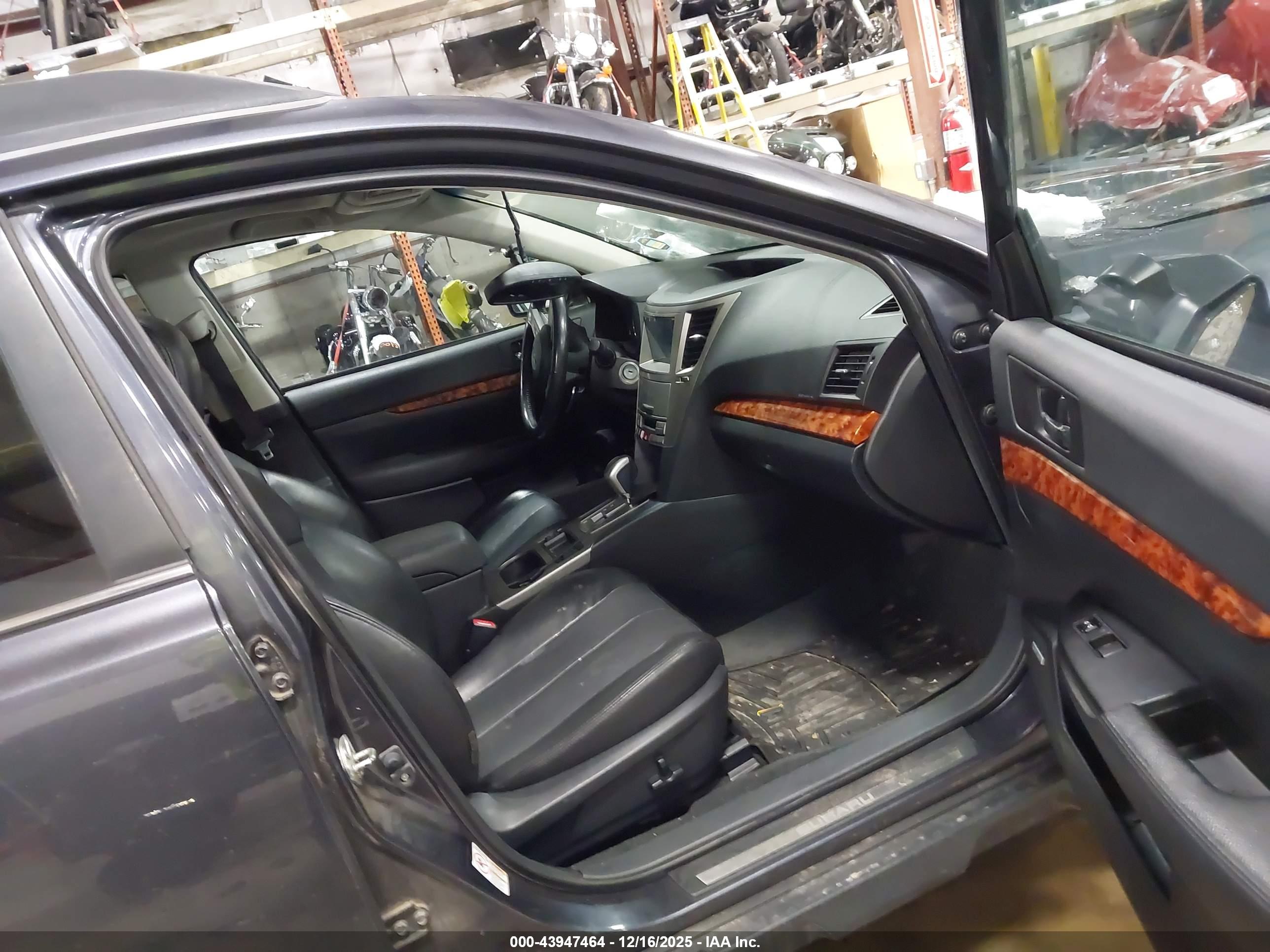 SUBARU OUTBACK image 5