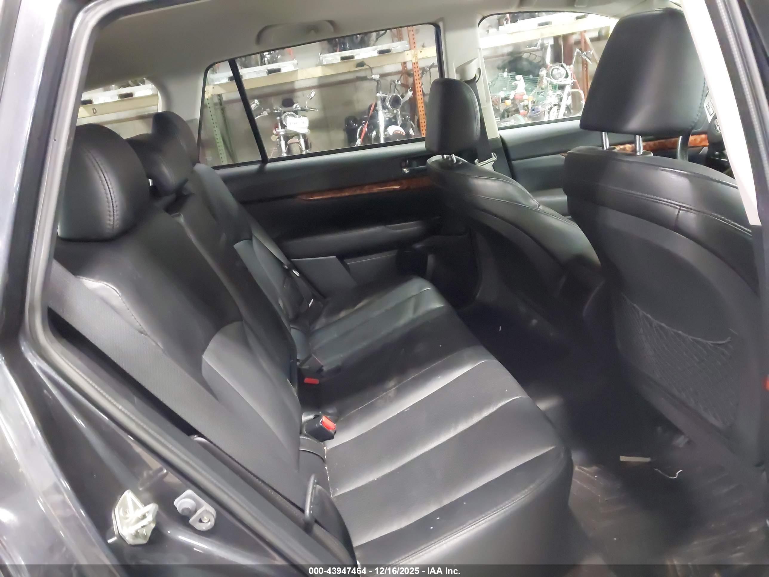 SUBARU OUTBACK image 8