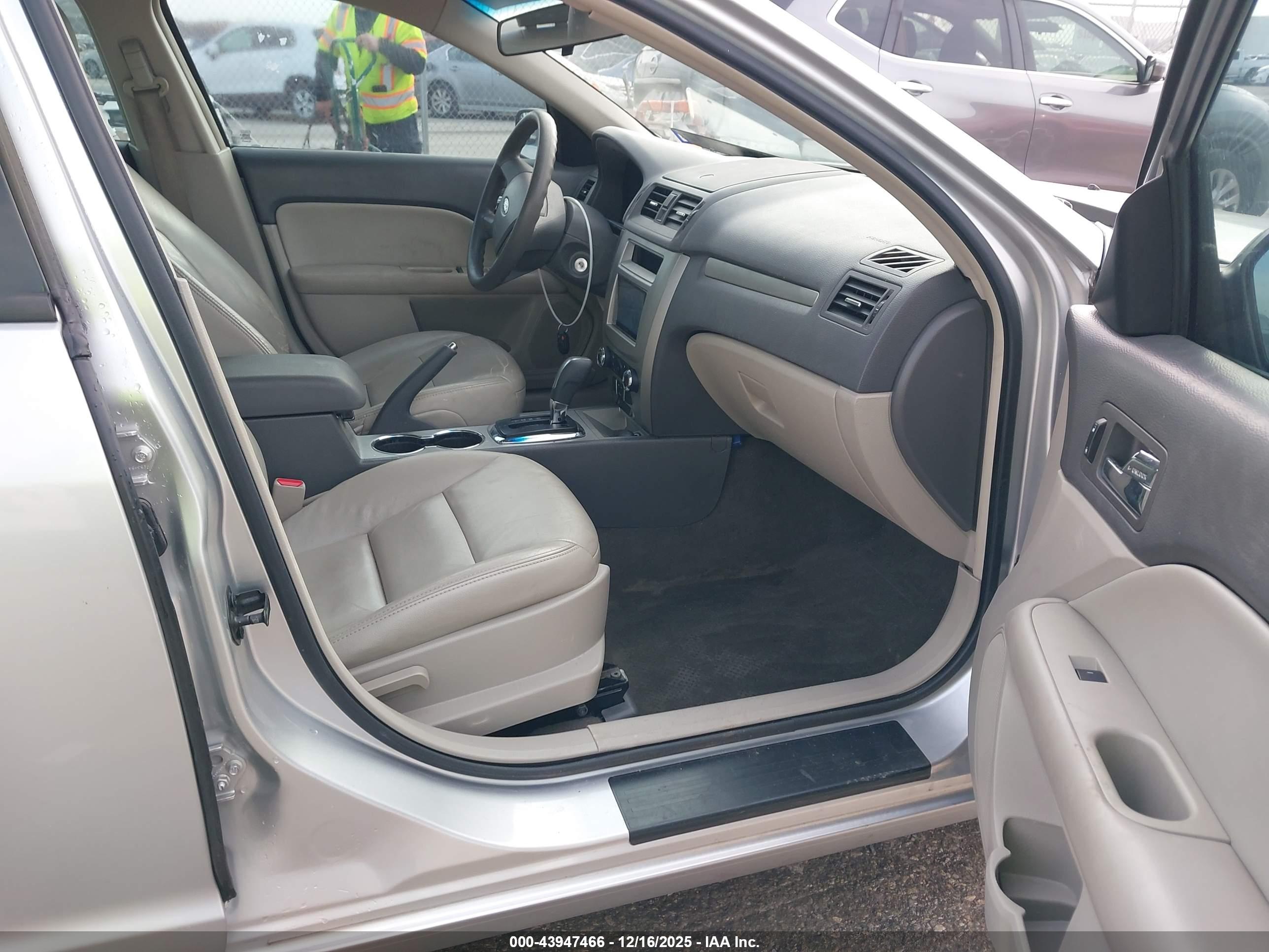 FORD FUSION image 5