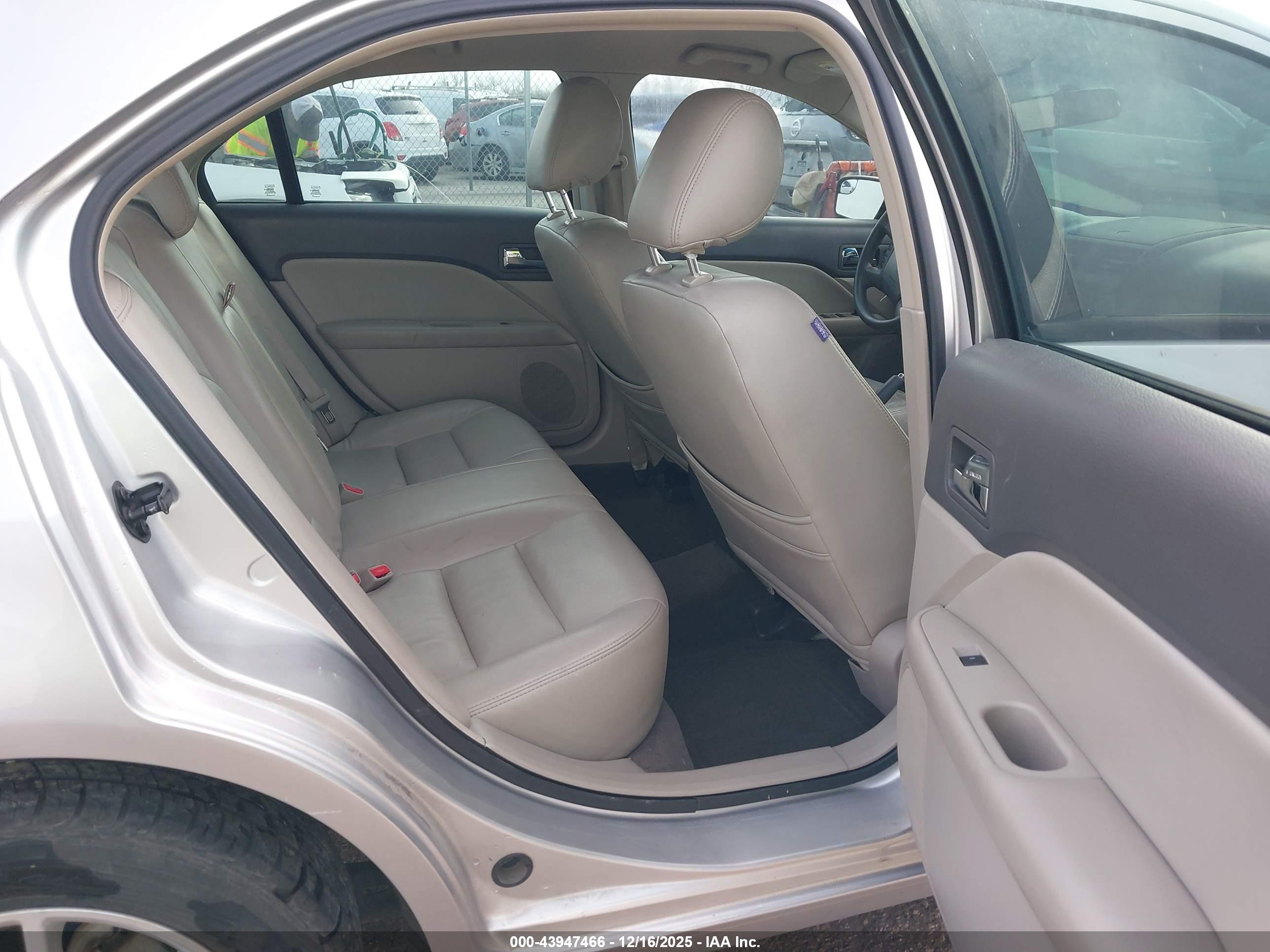 FORD FUSION image 8