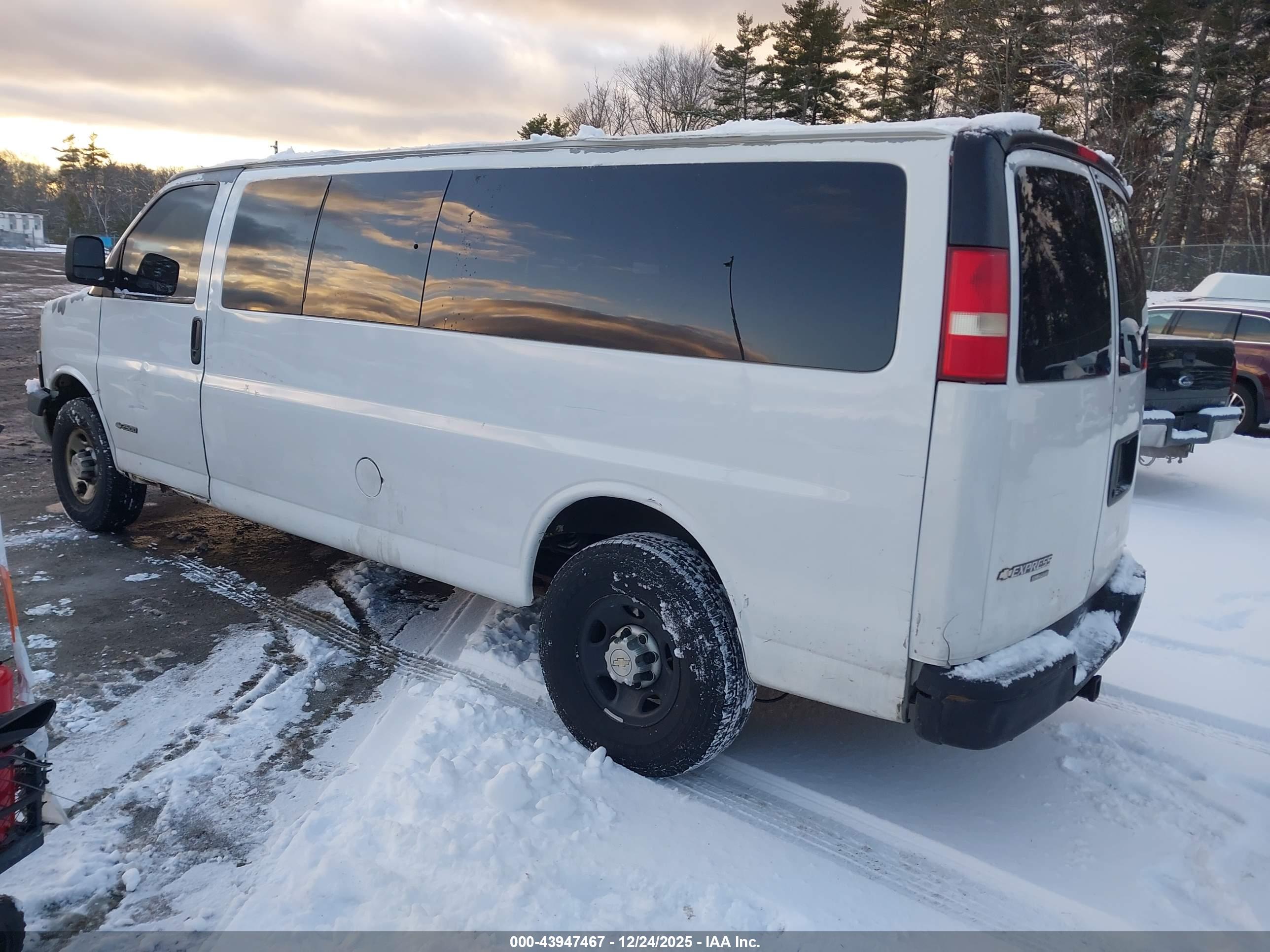 CHEVROLET EXPRESS image 3