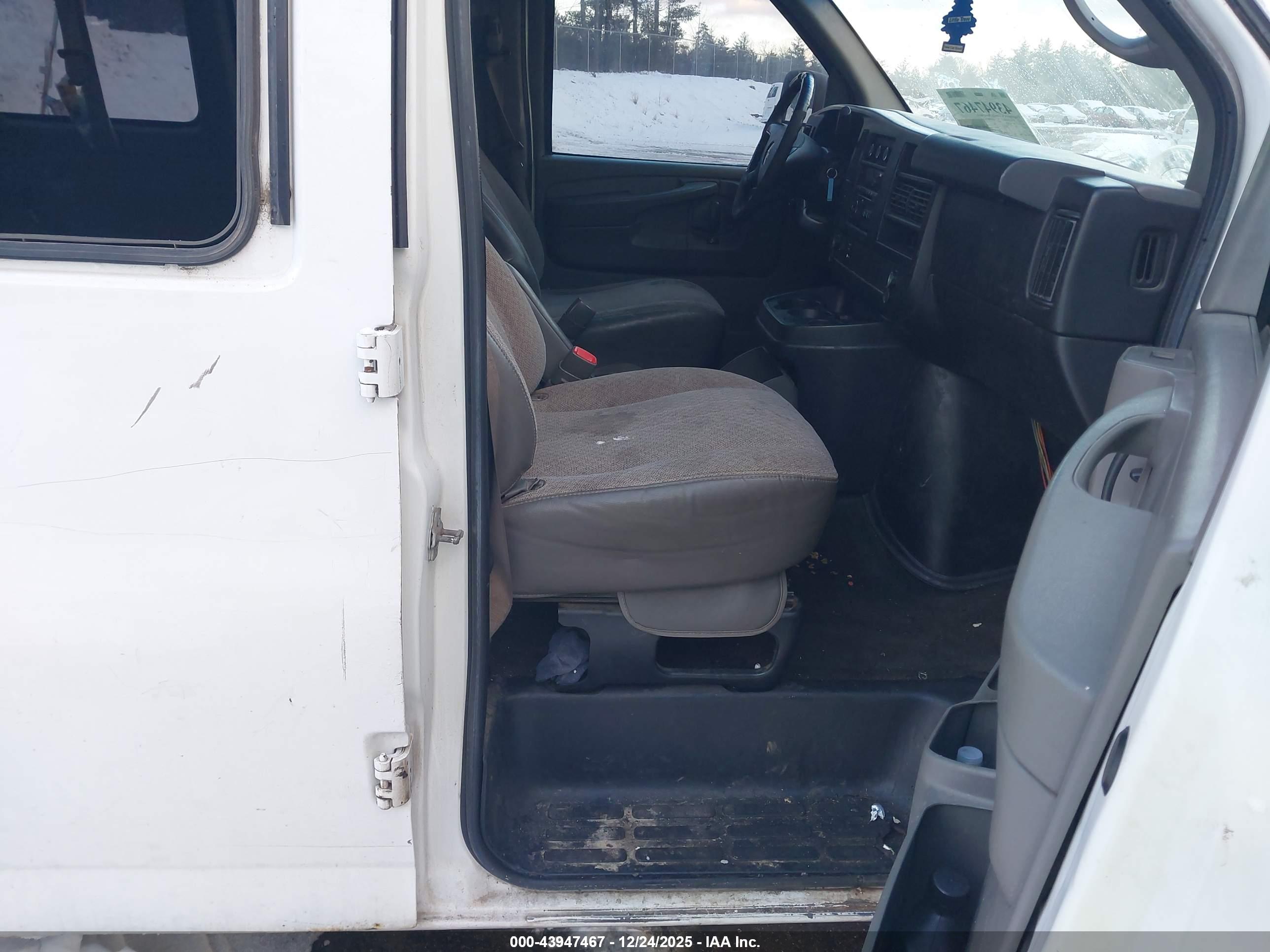CHEVROLET EXPRESS image 5