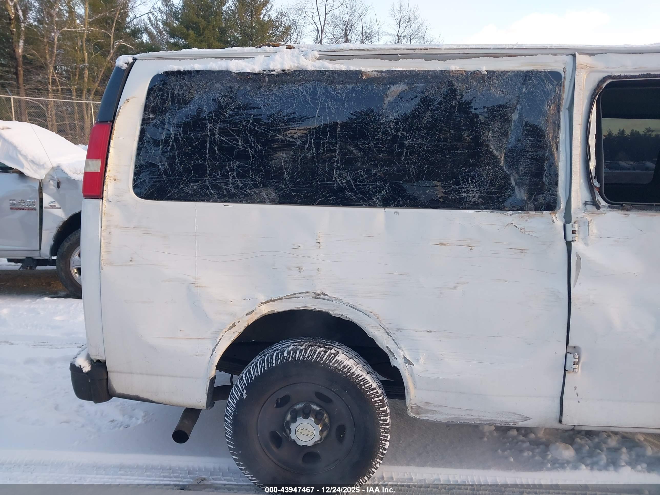 CHEVROLET EXPRESS image 6