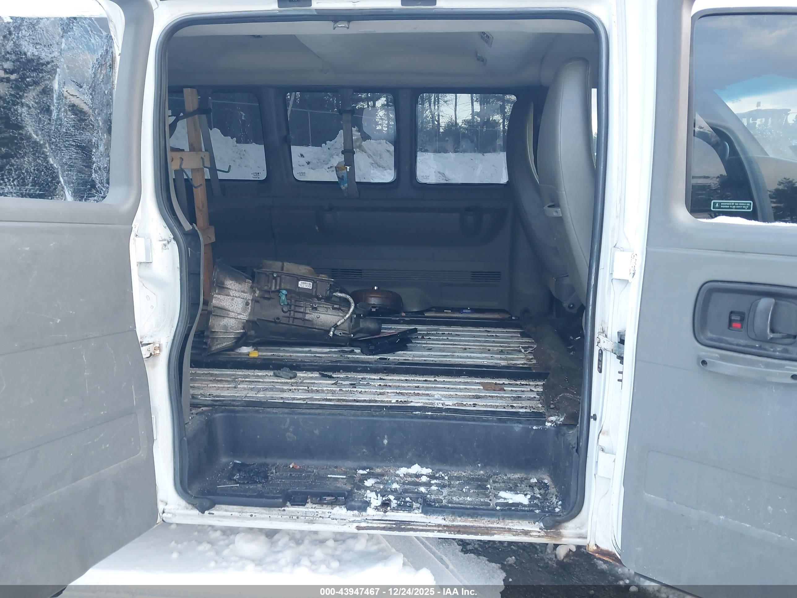 CHEVROLET EXPRESS image 8
