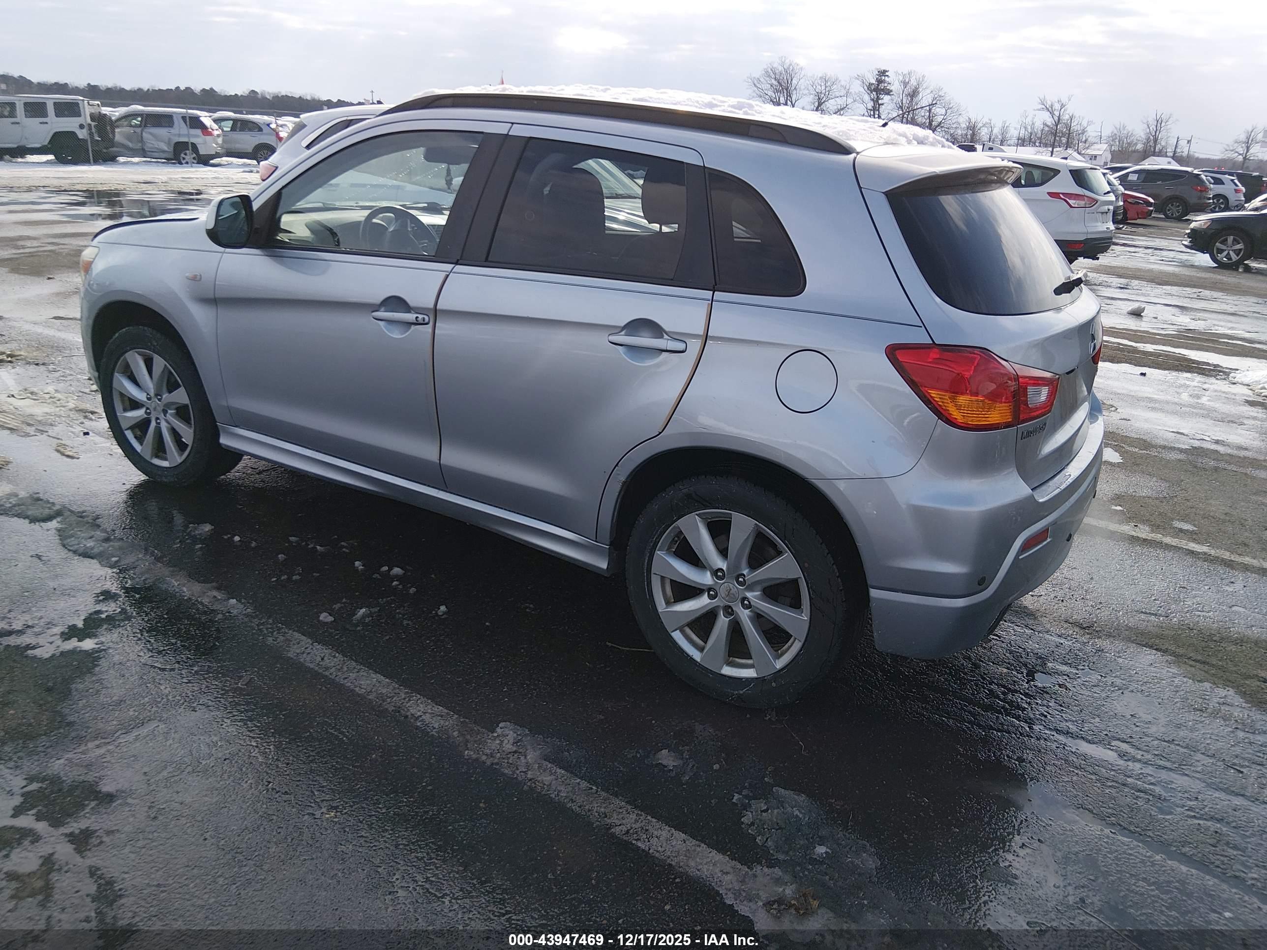 MITSUBISHI OUTLANDER image 3