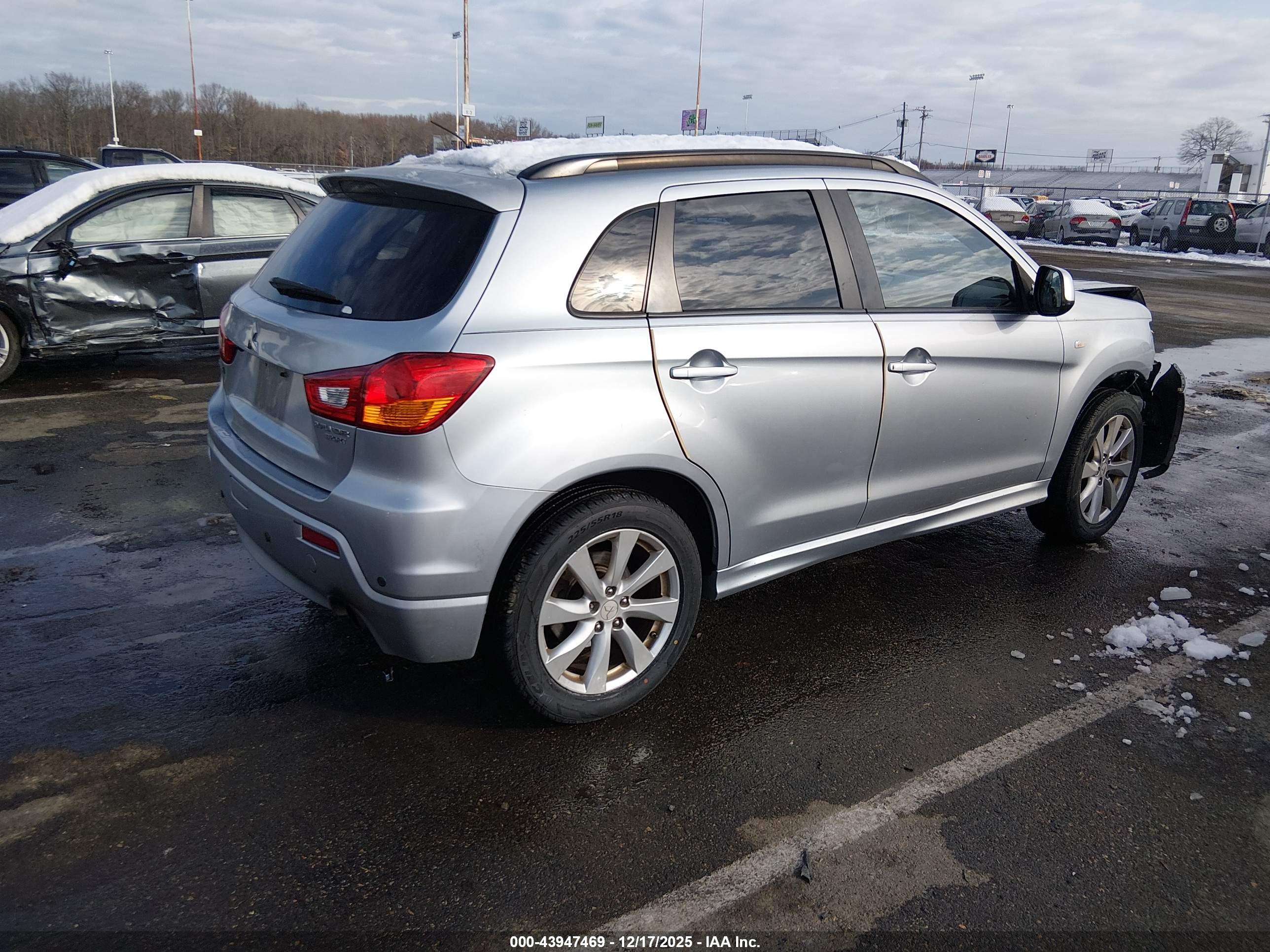 MITSUBISHI OUTLANDER image 4