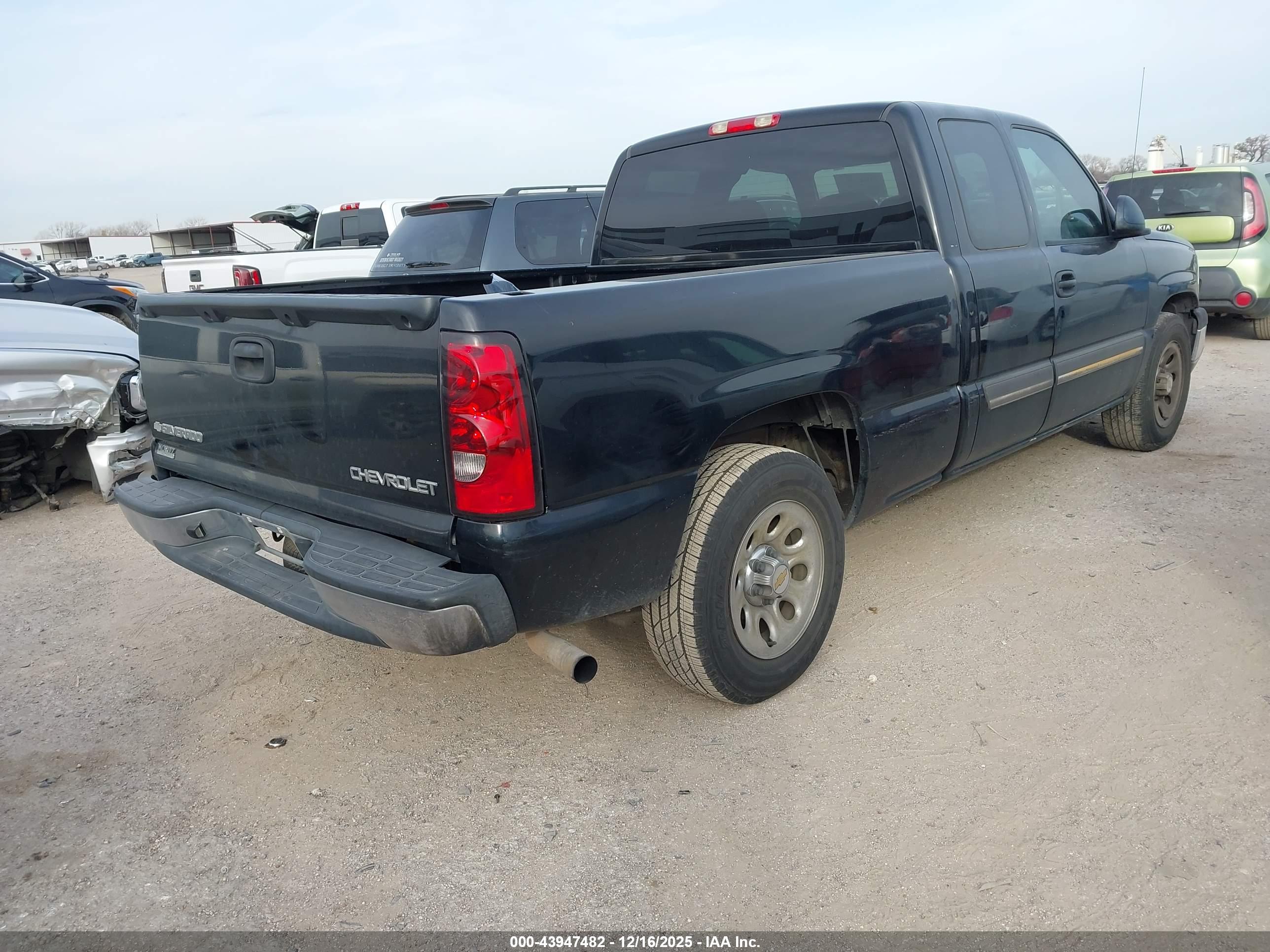 CHEVROLET SILVERADO image 4