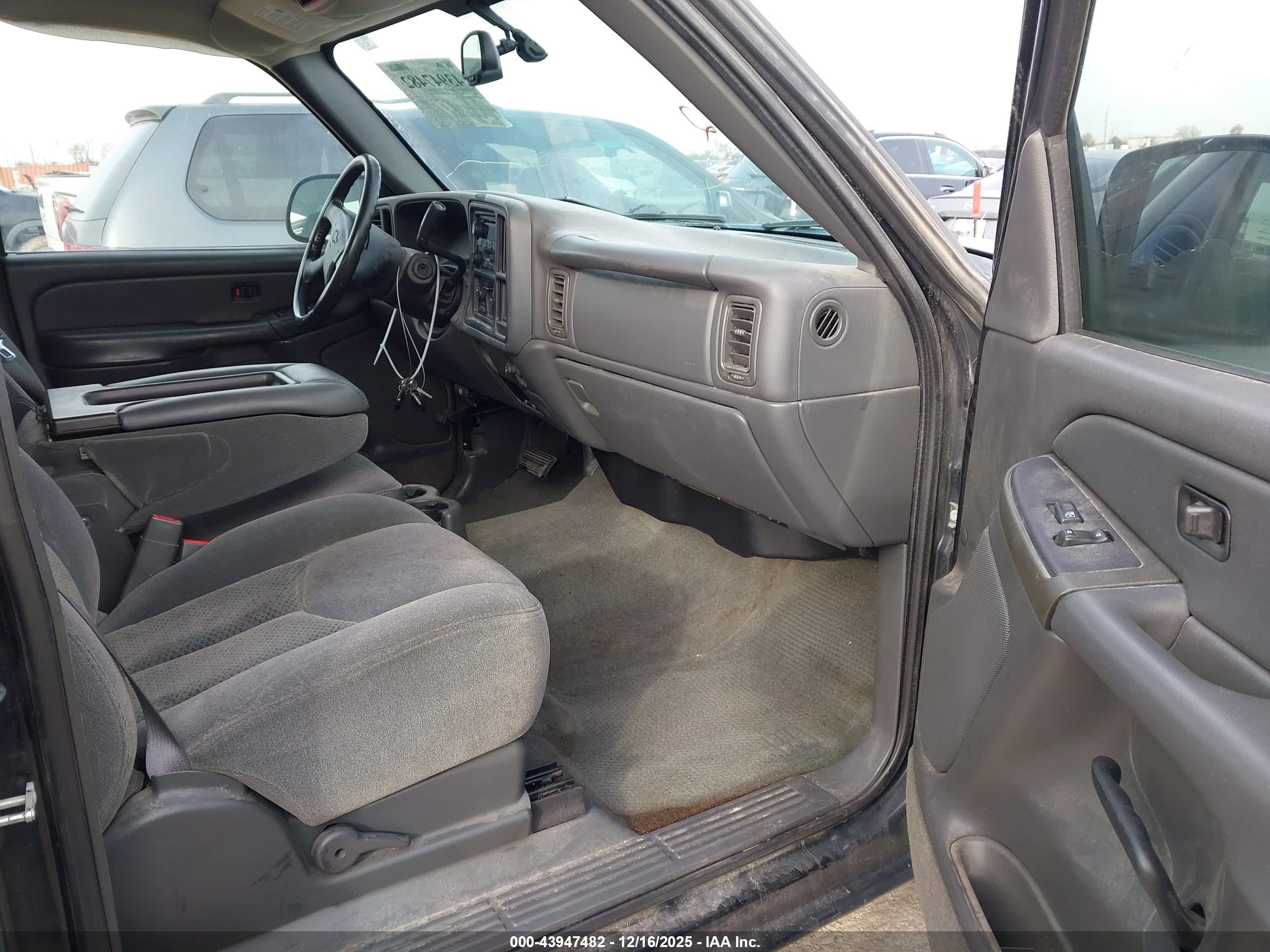 CHEVROLET SILVERADO image 5