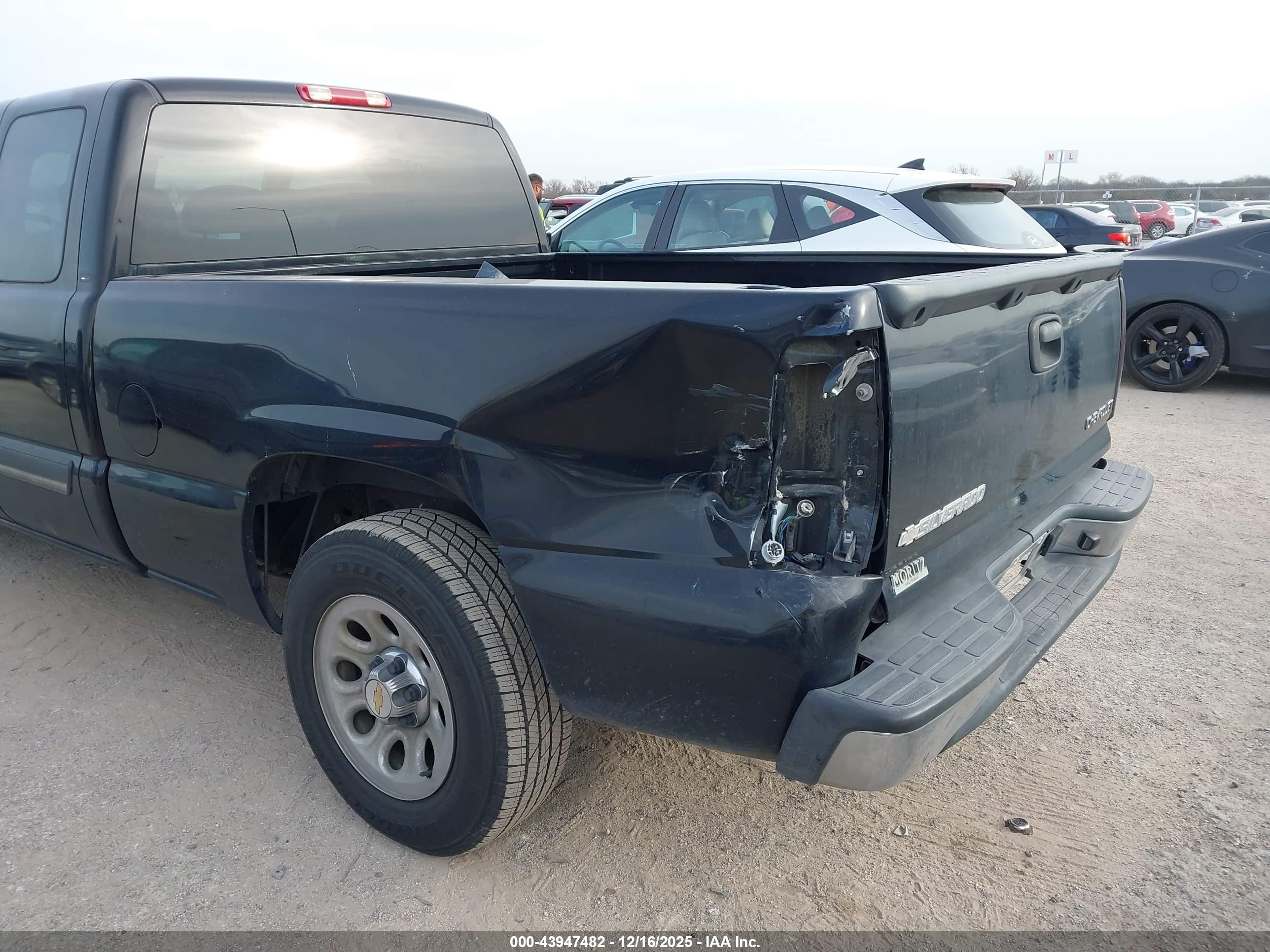 CHEVROLET SILVERADO image 6