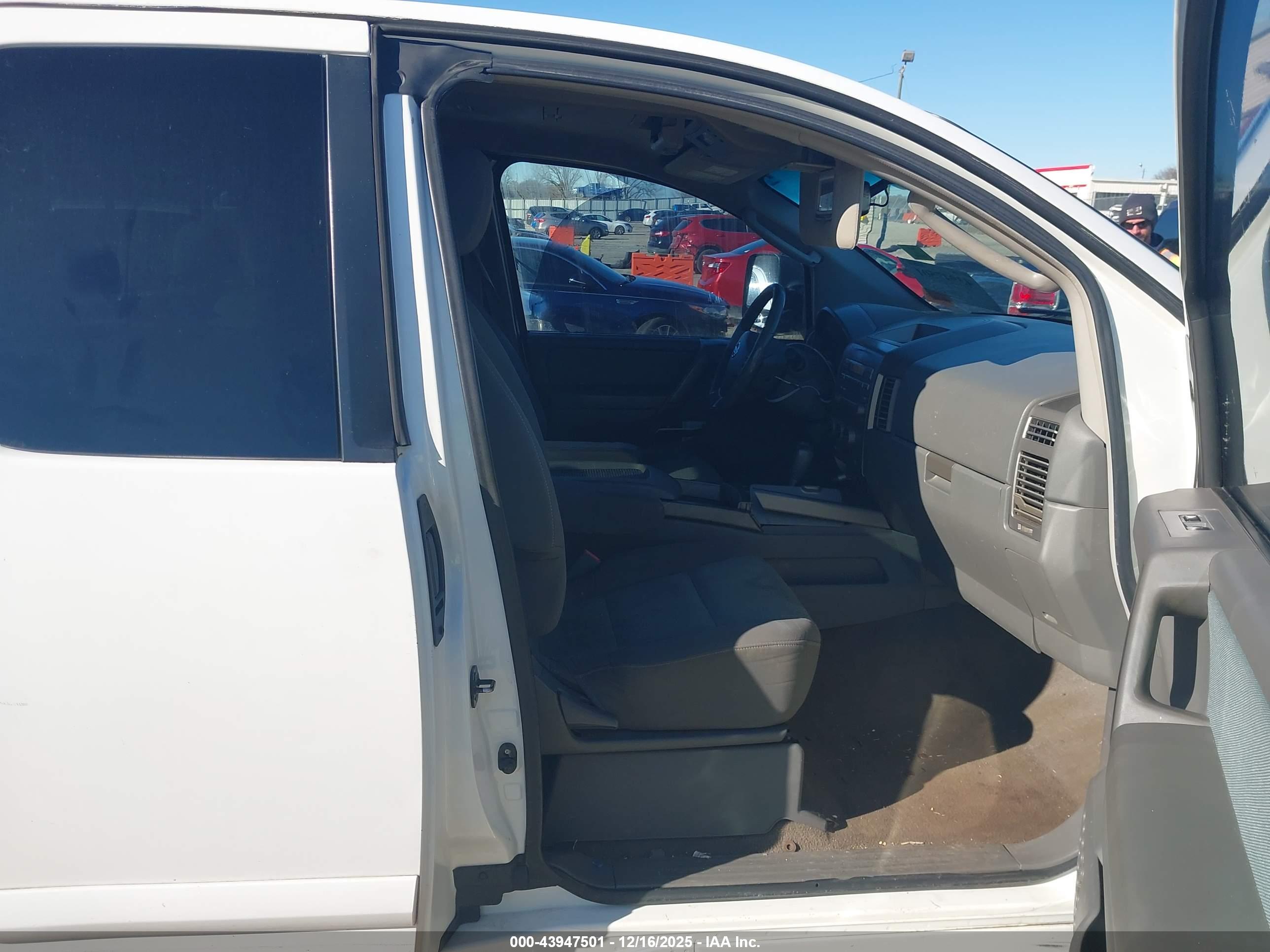 NISSAN TITAN image 5