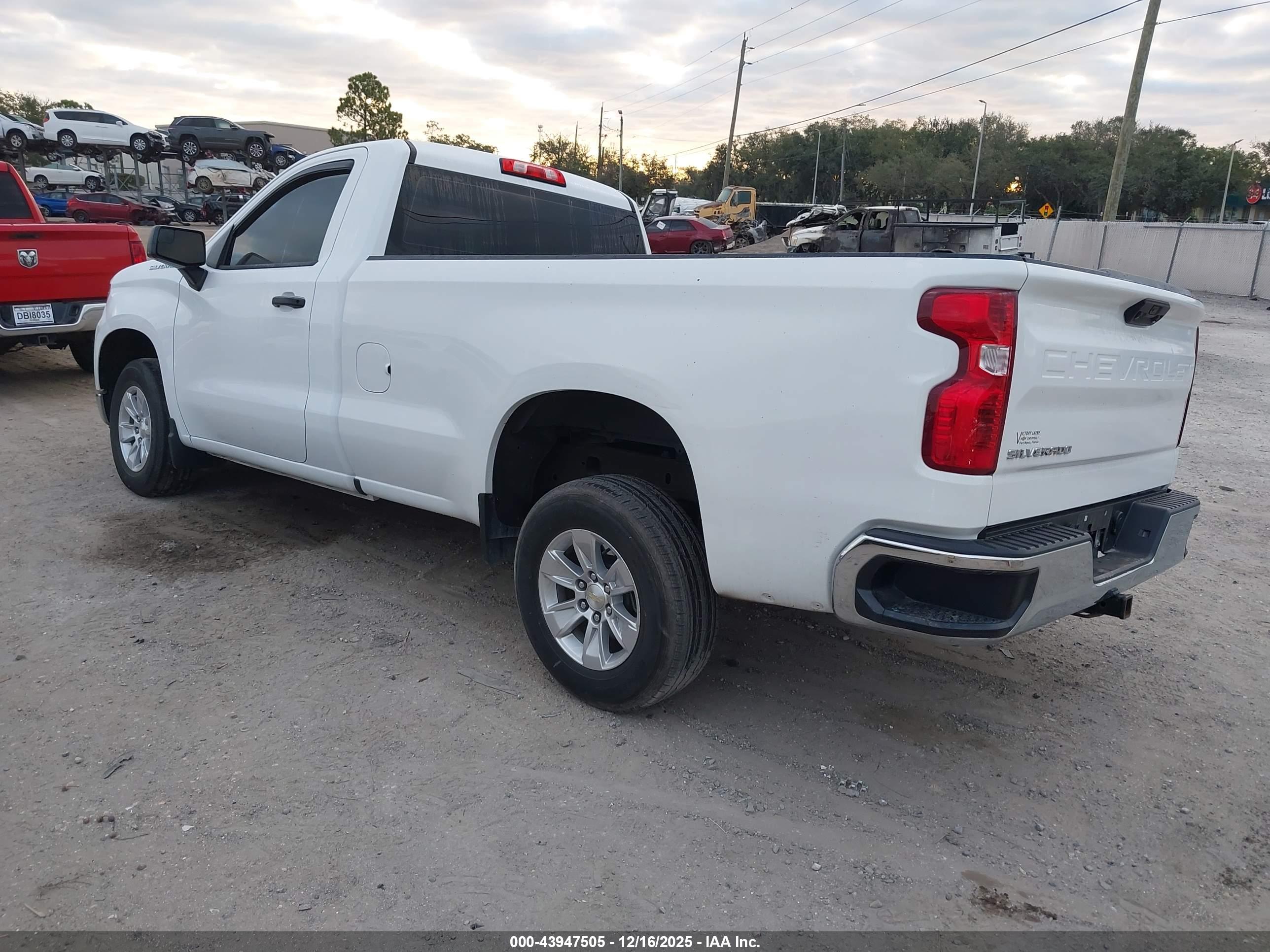 CHEVROLET SILVERADO image 3