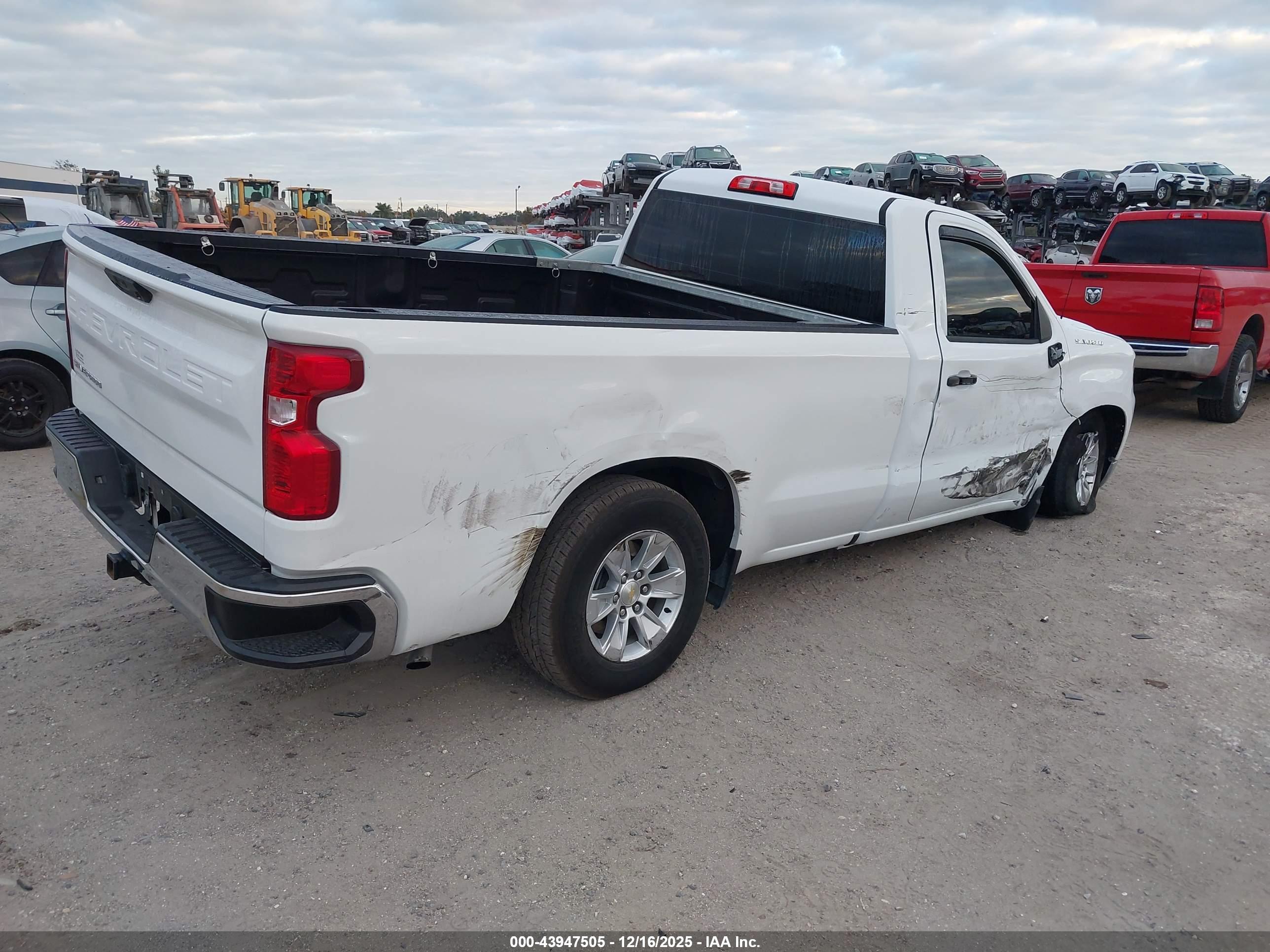 CHEVROLET SILVERADO image 4