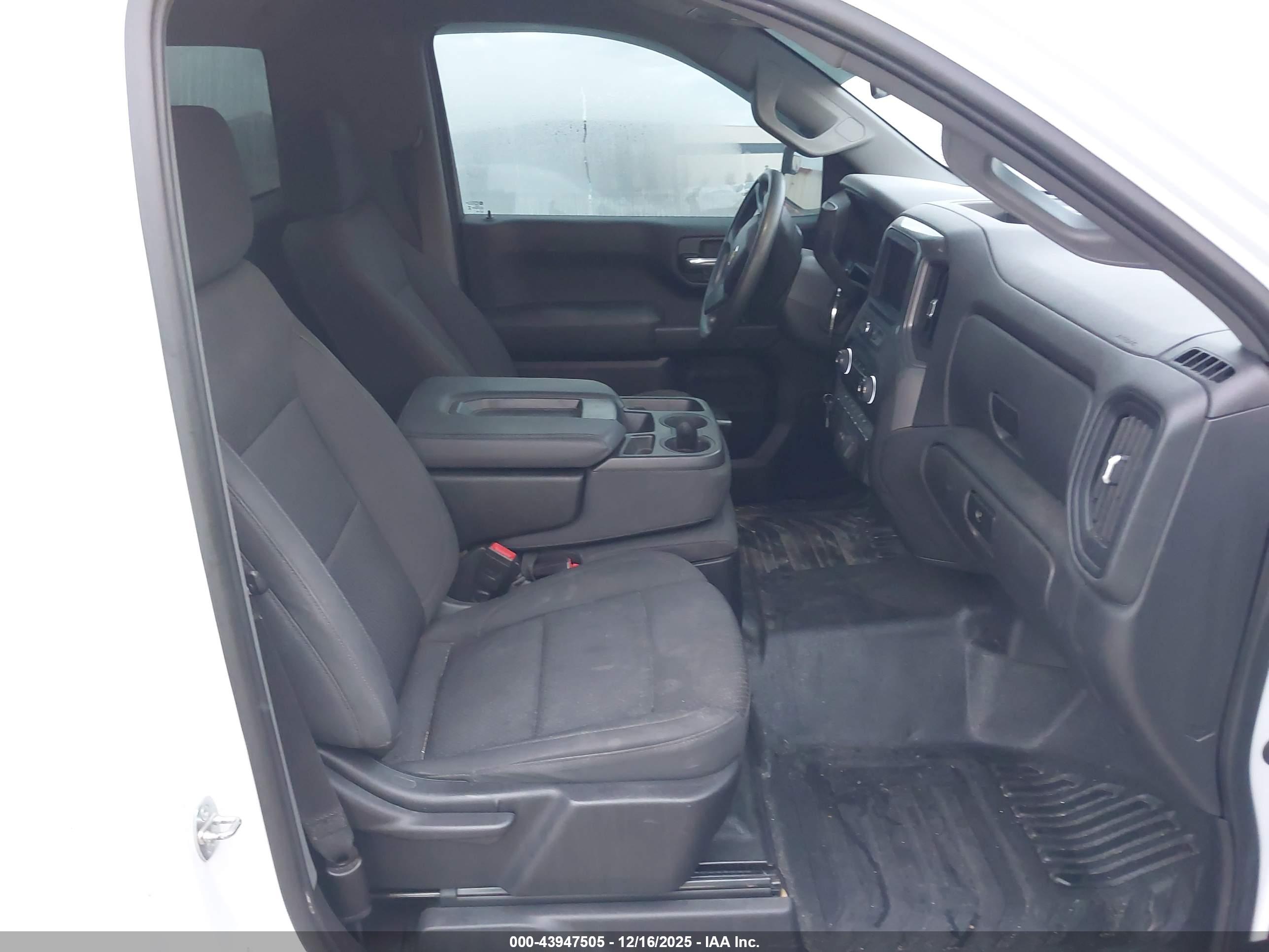 CHEVROLET SILVERADO image 5