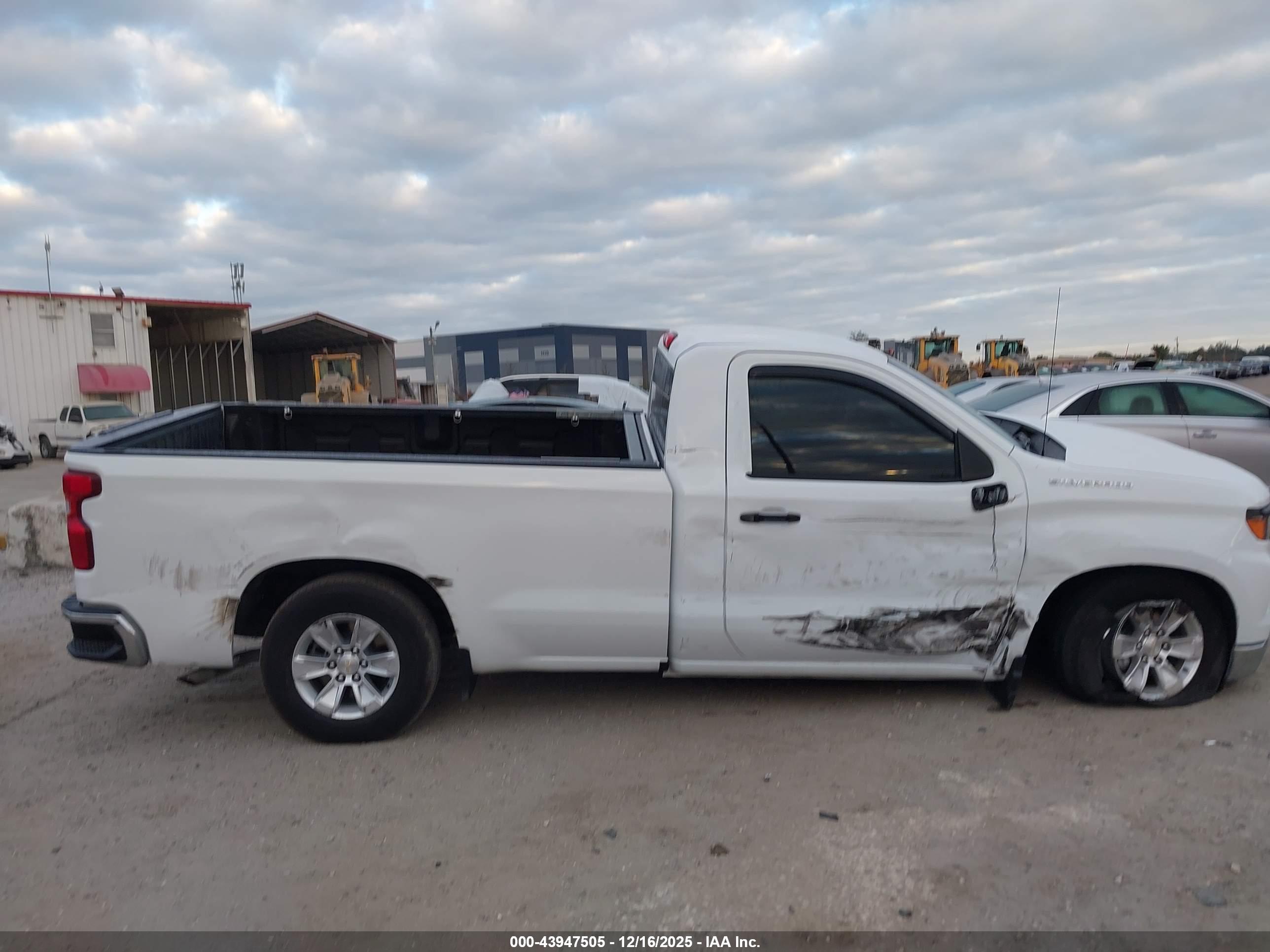 CHEVROLET SILVERADO image 6