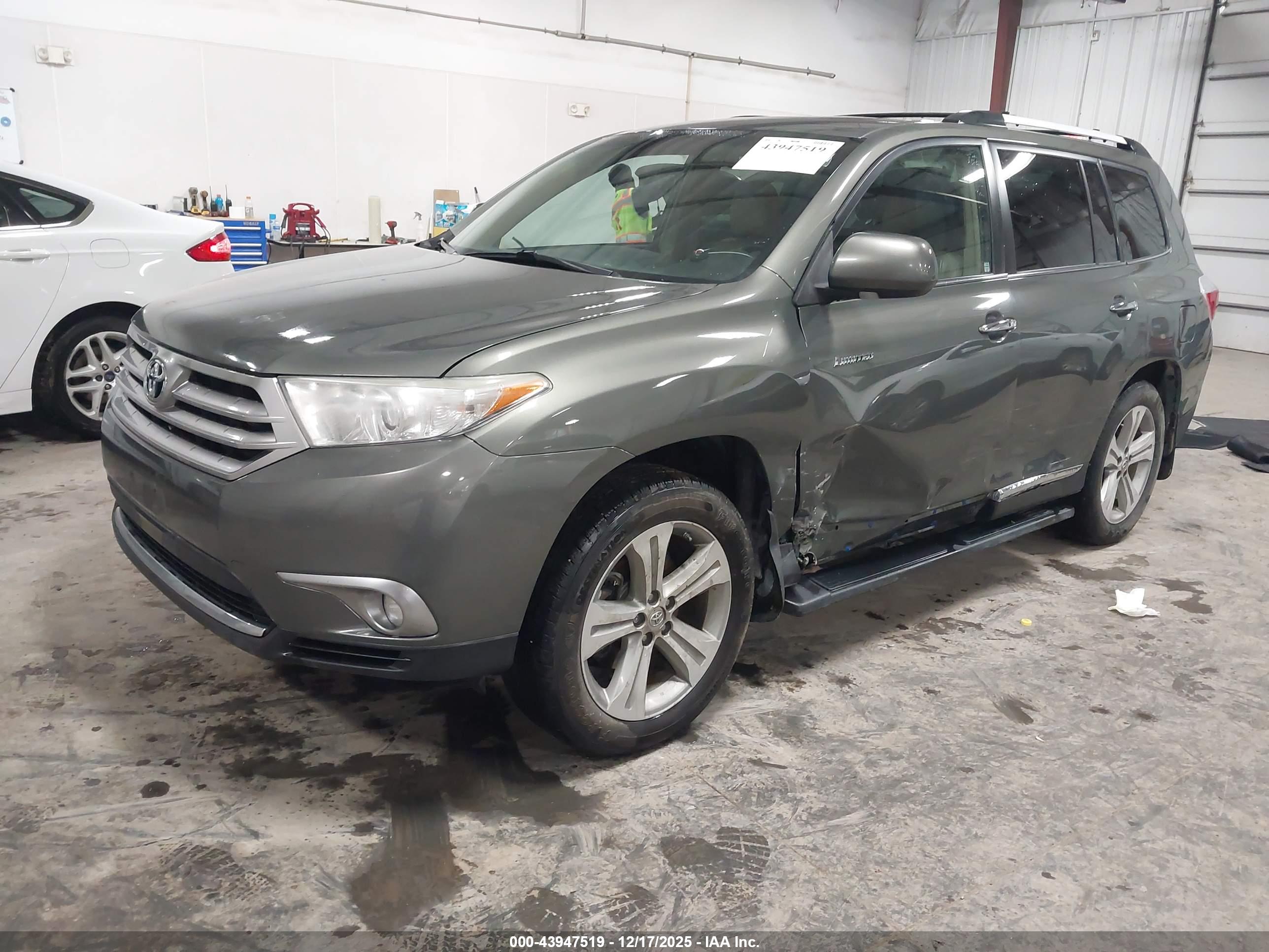 TOYOTA HIGHLANDER image 2