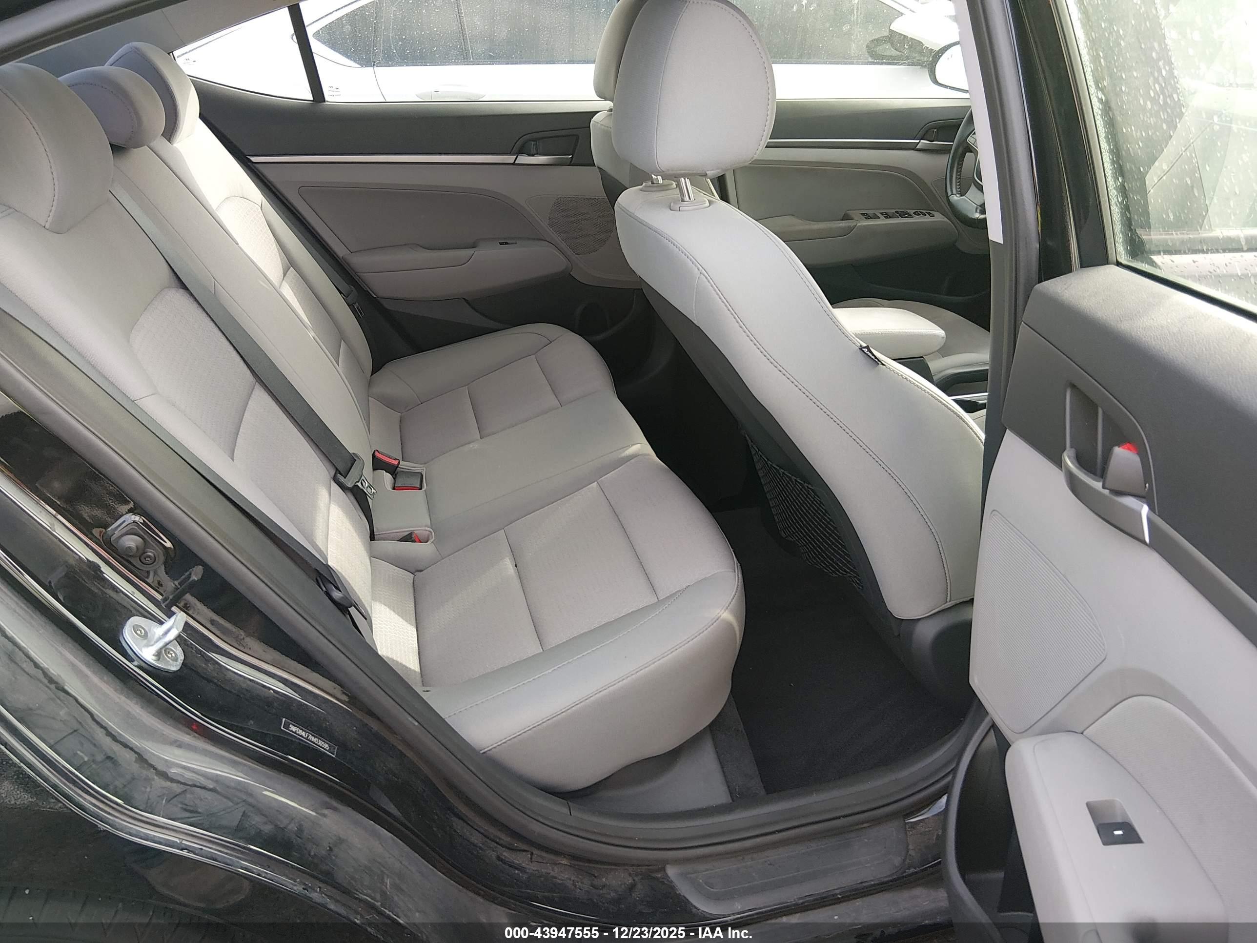 HYUNDAI ELANTRA image 8