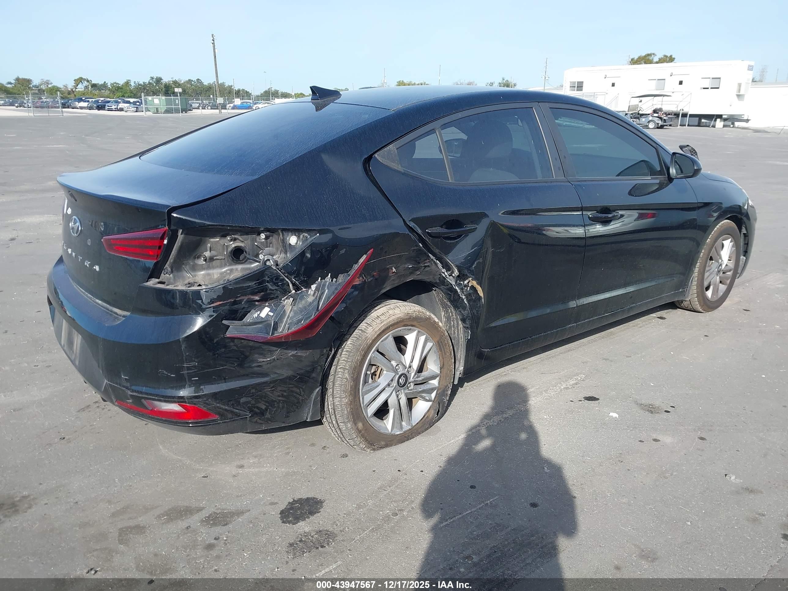 HYUNDAI ELANTRA image 4