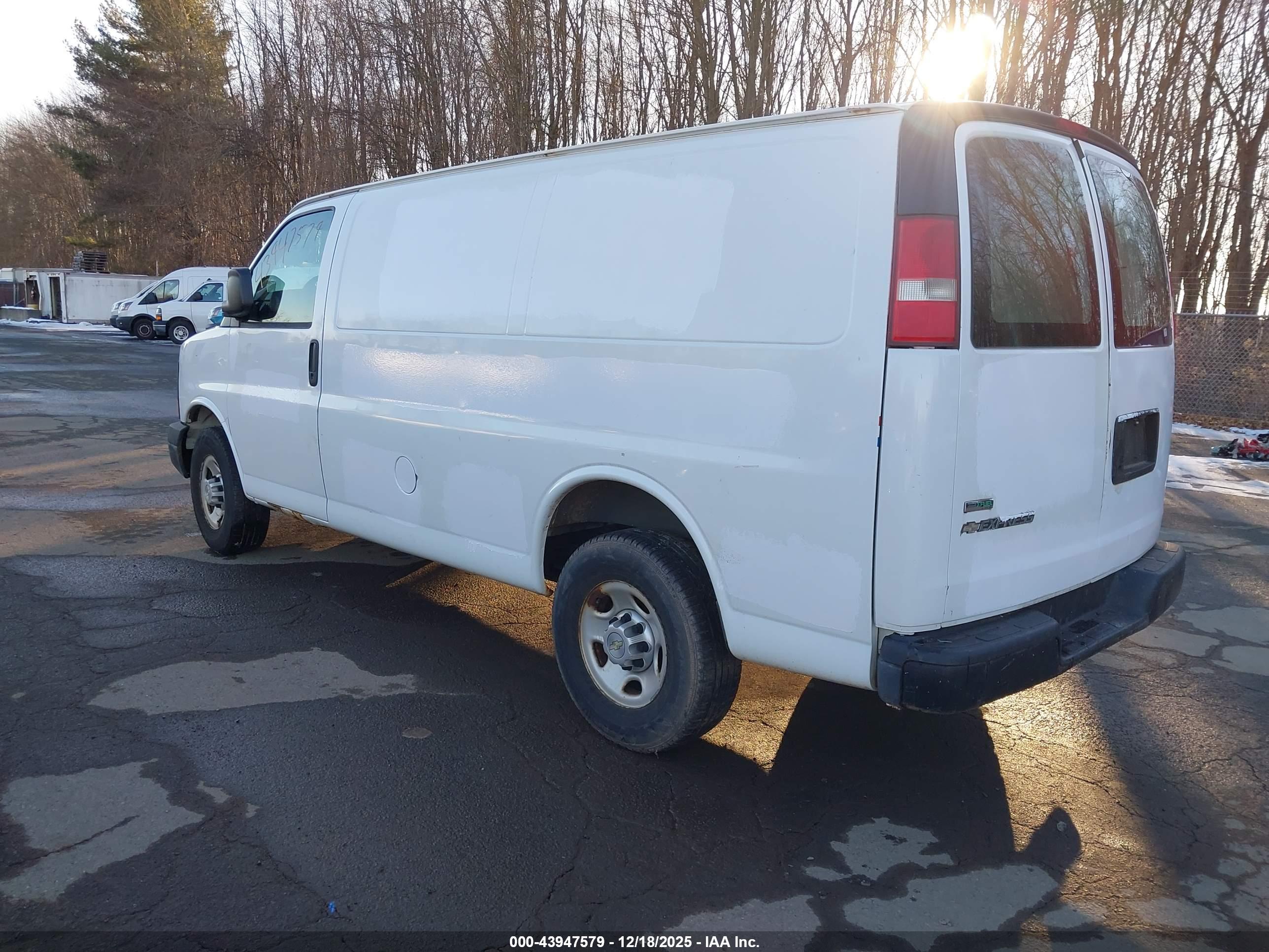 CHEVROLET EXPRESS image 3