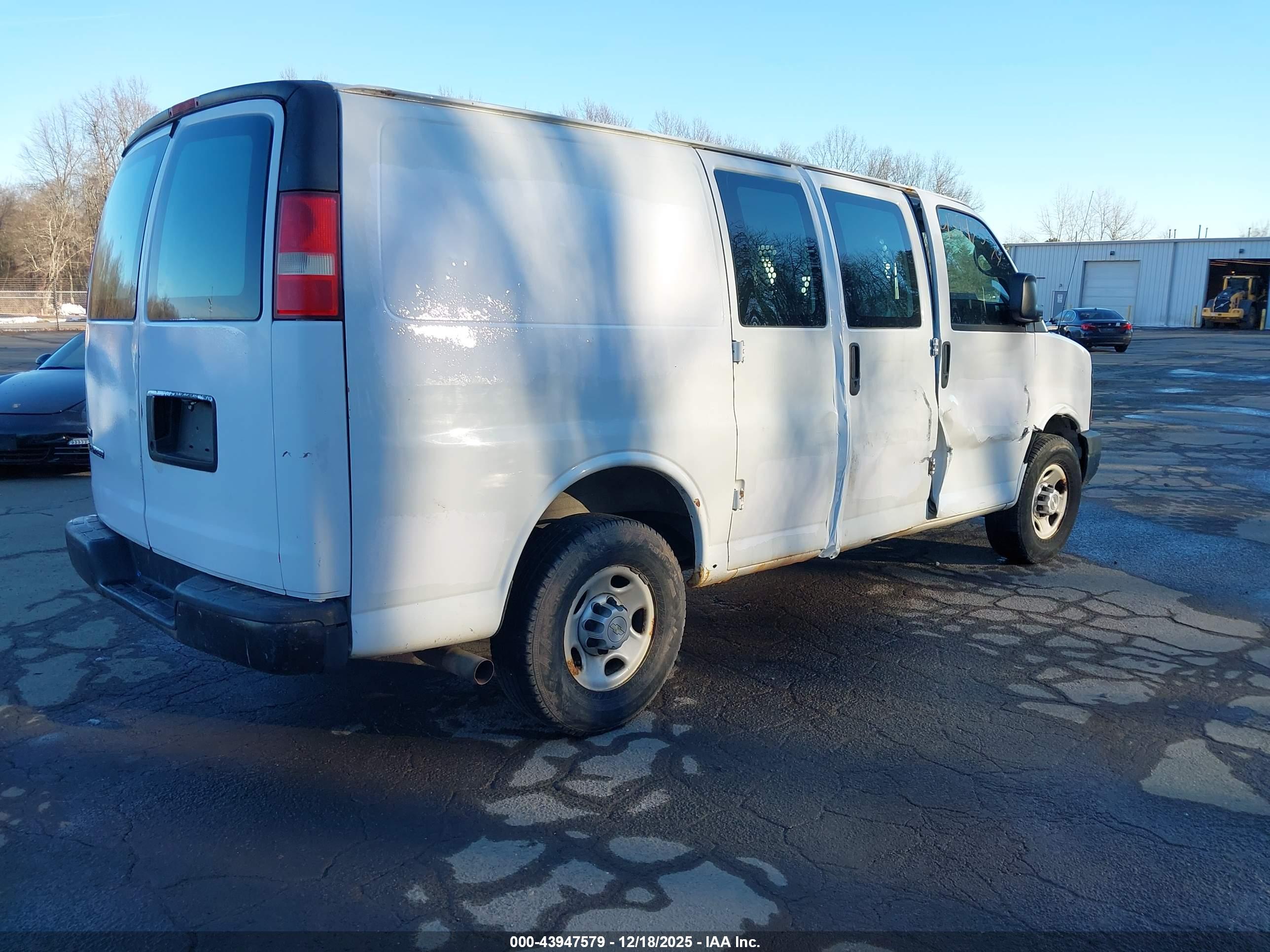 CHEVROLET EXPRESS image 4