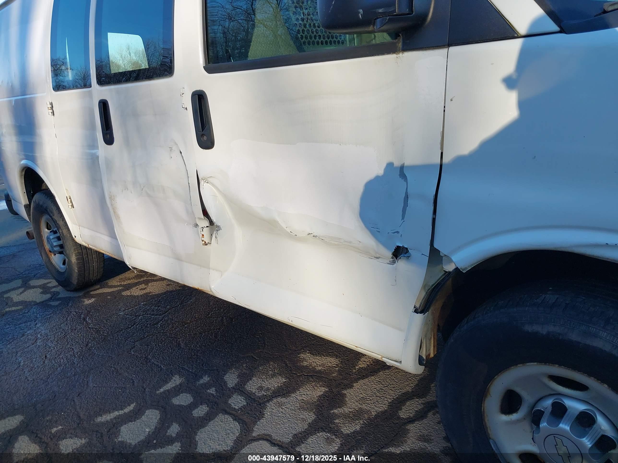 CHEVROLET EXPRESS image 6
