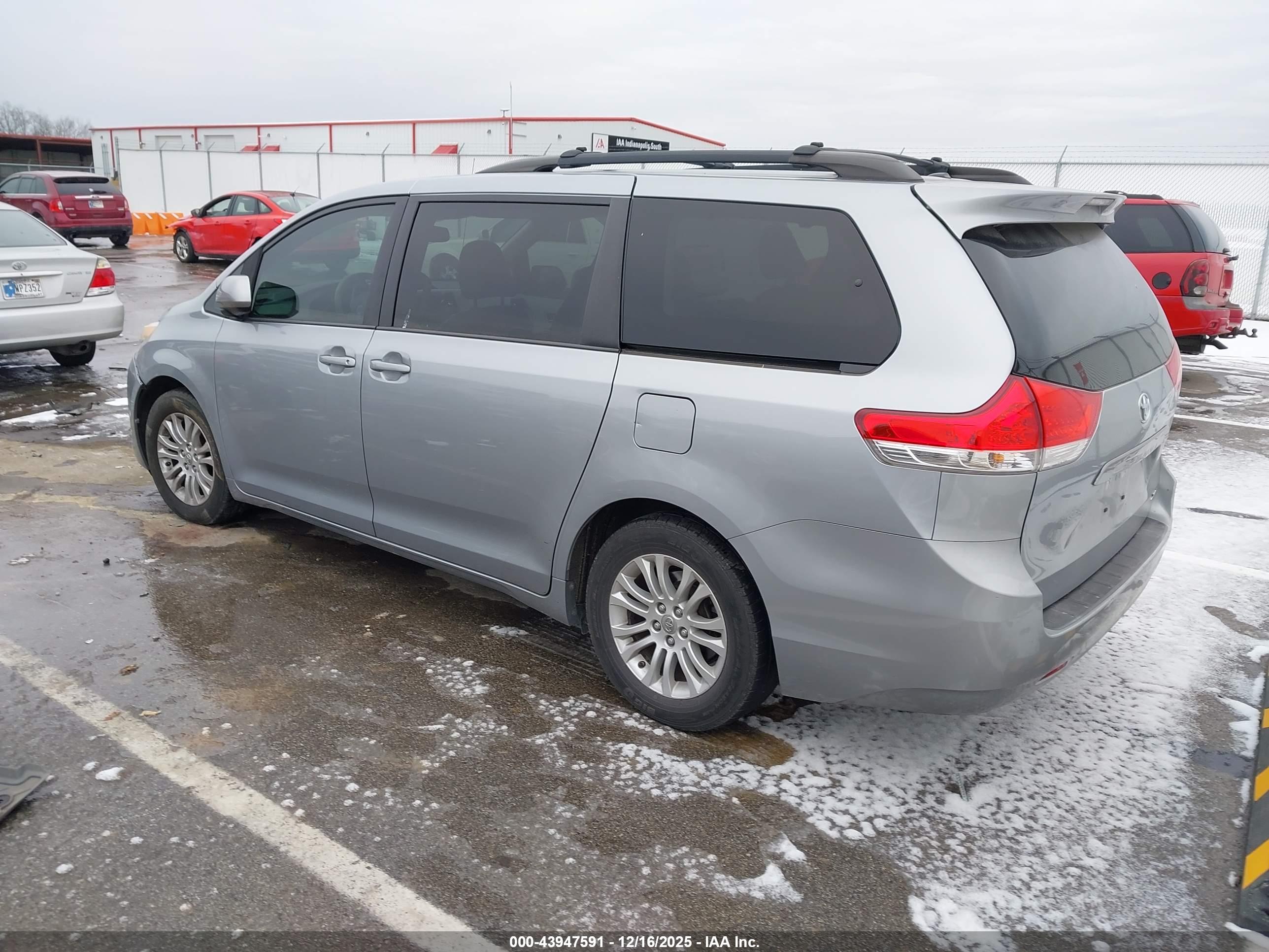 TOYOTA SIENNA image 3