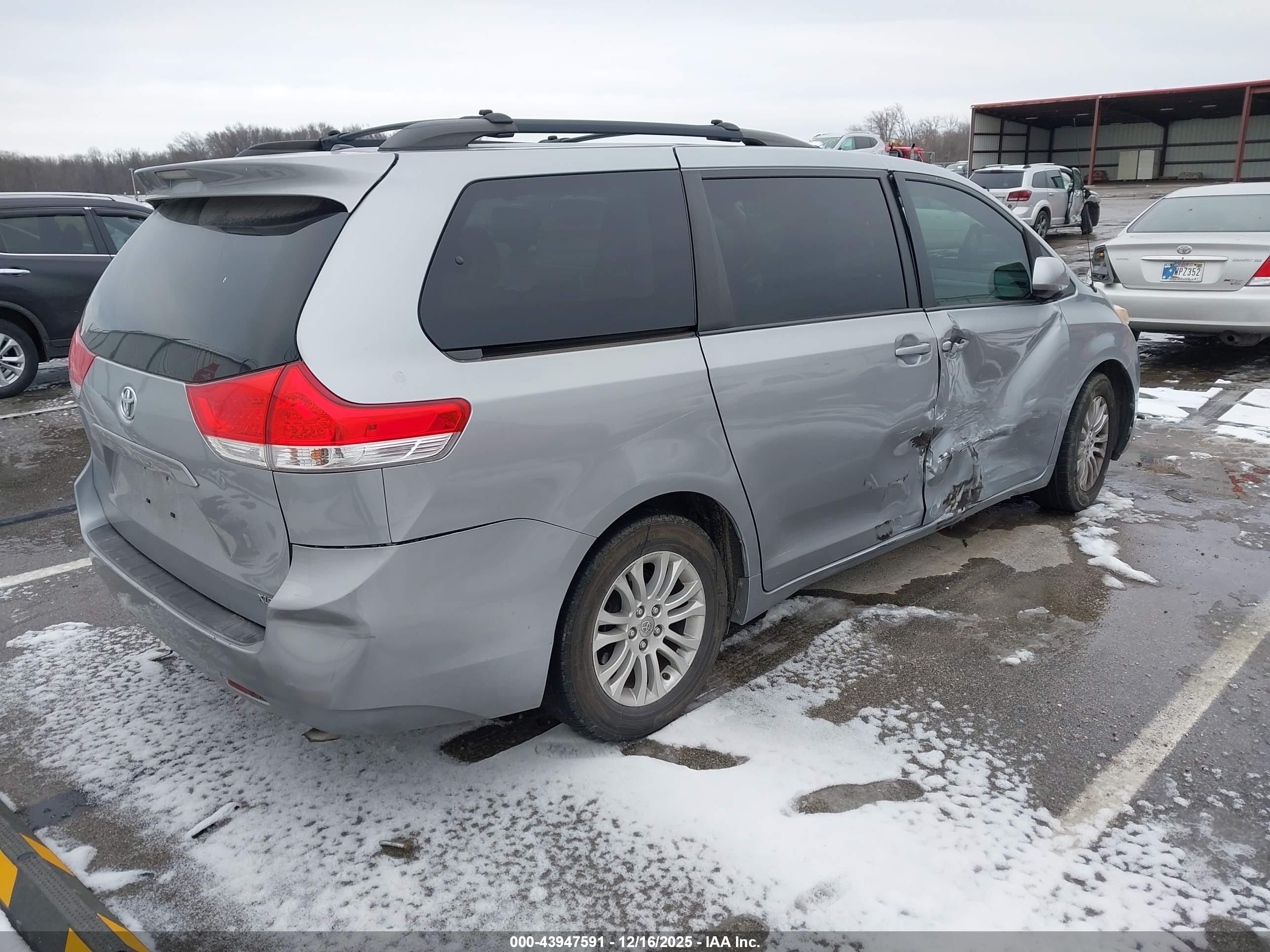 TOYOTA SIENNA image 4