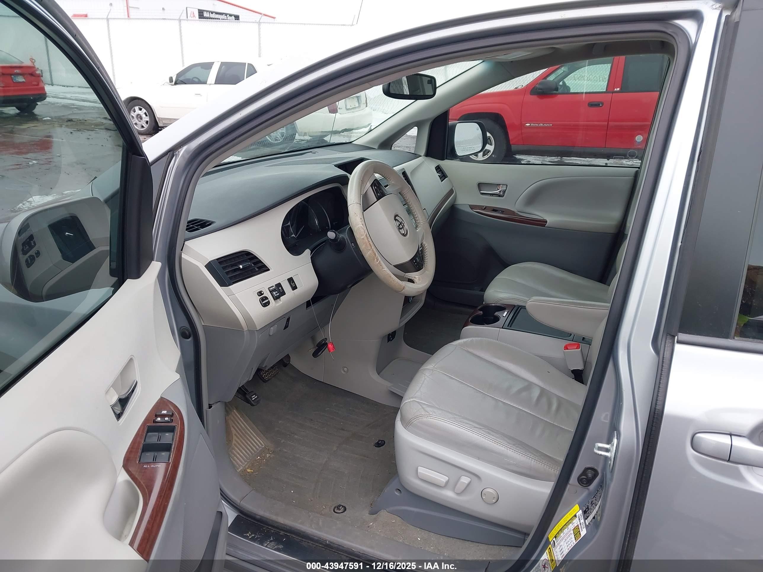 TOYOTA SIENNA image 5