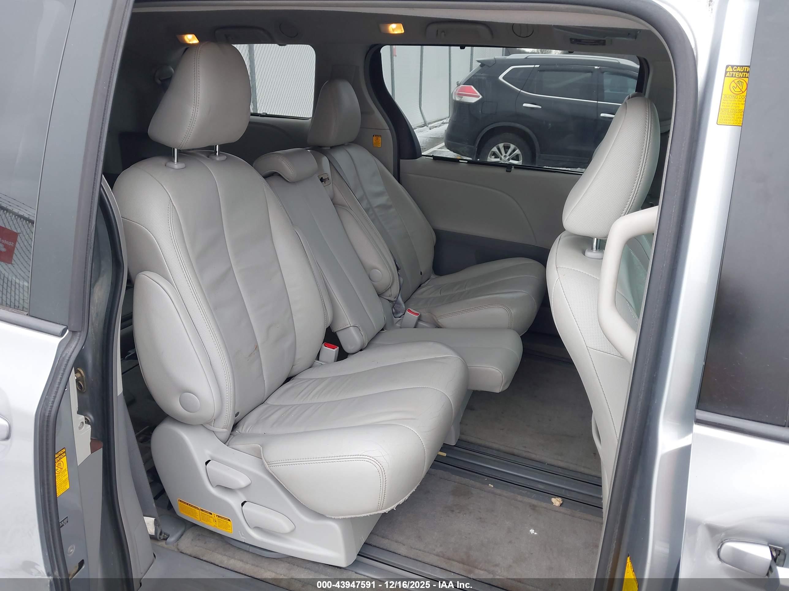 TOYOTA SIENNA image 8