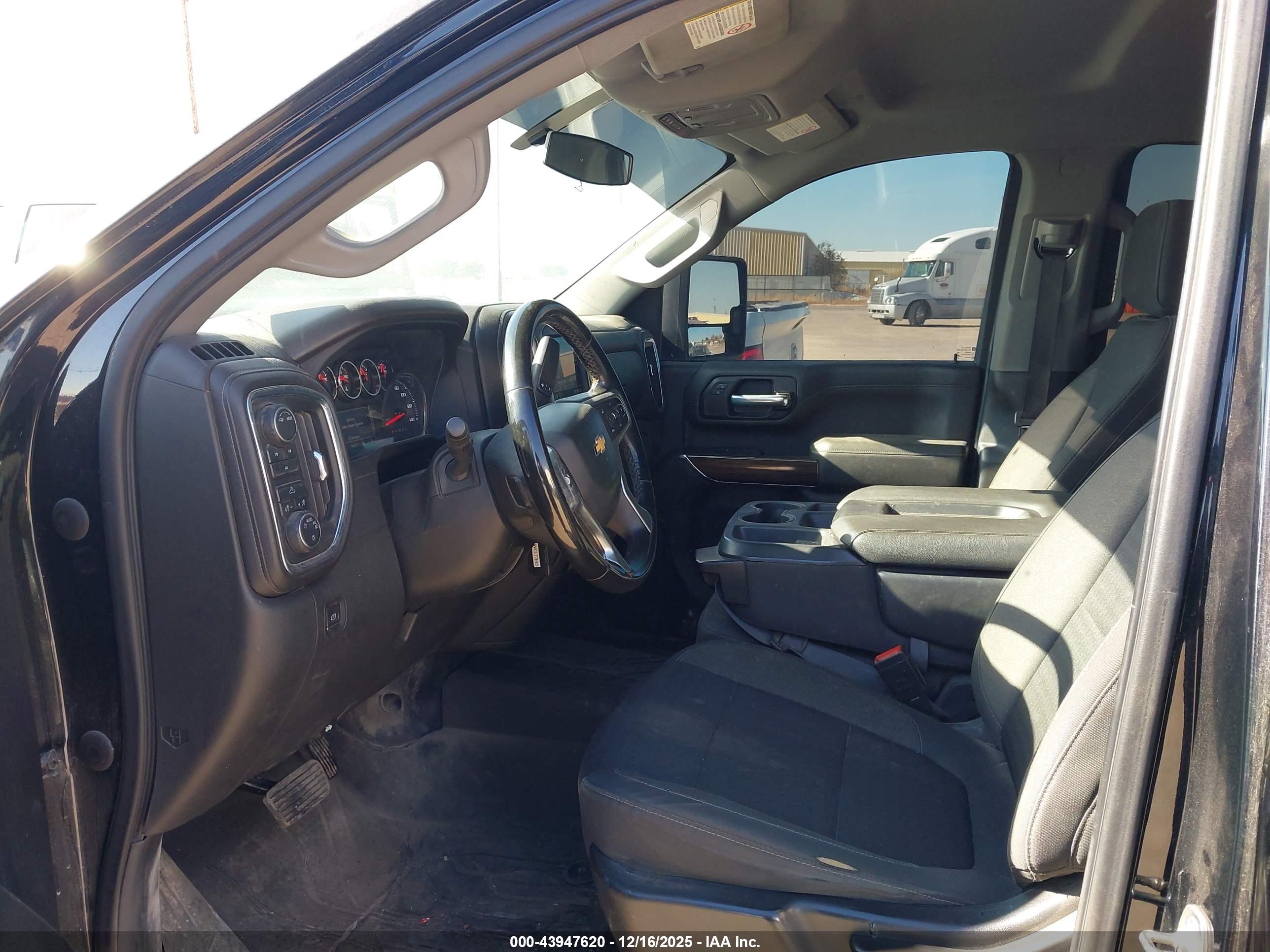 CHEVROLET SILVERADO image 8