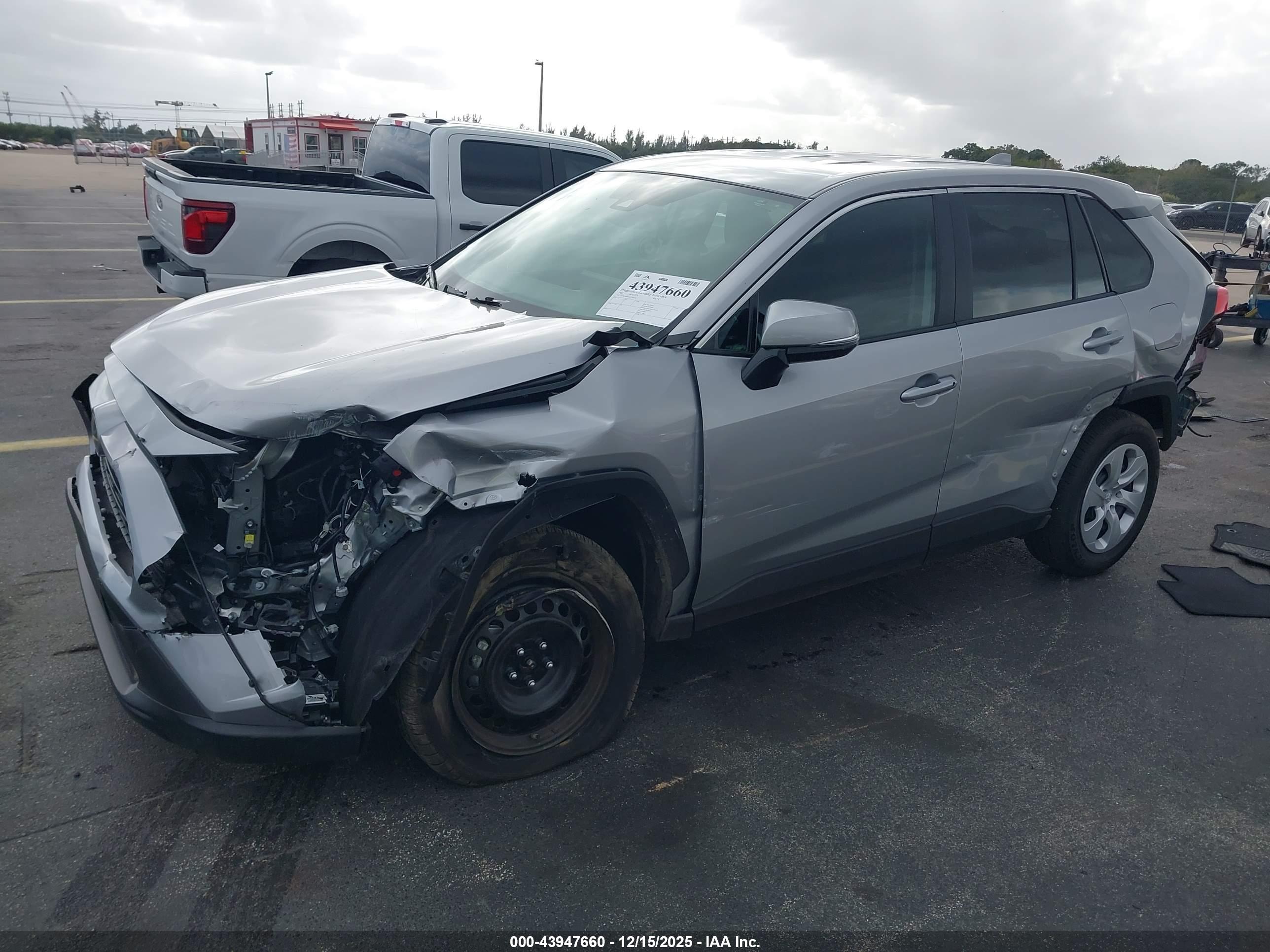 TOYOTA RAV4 image 2
