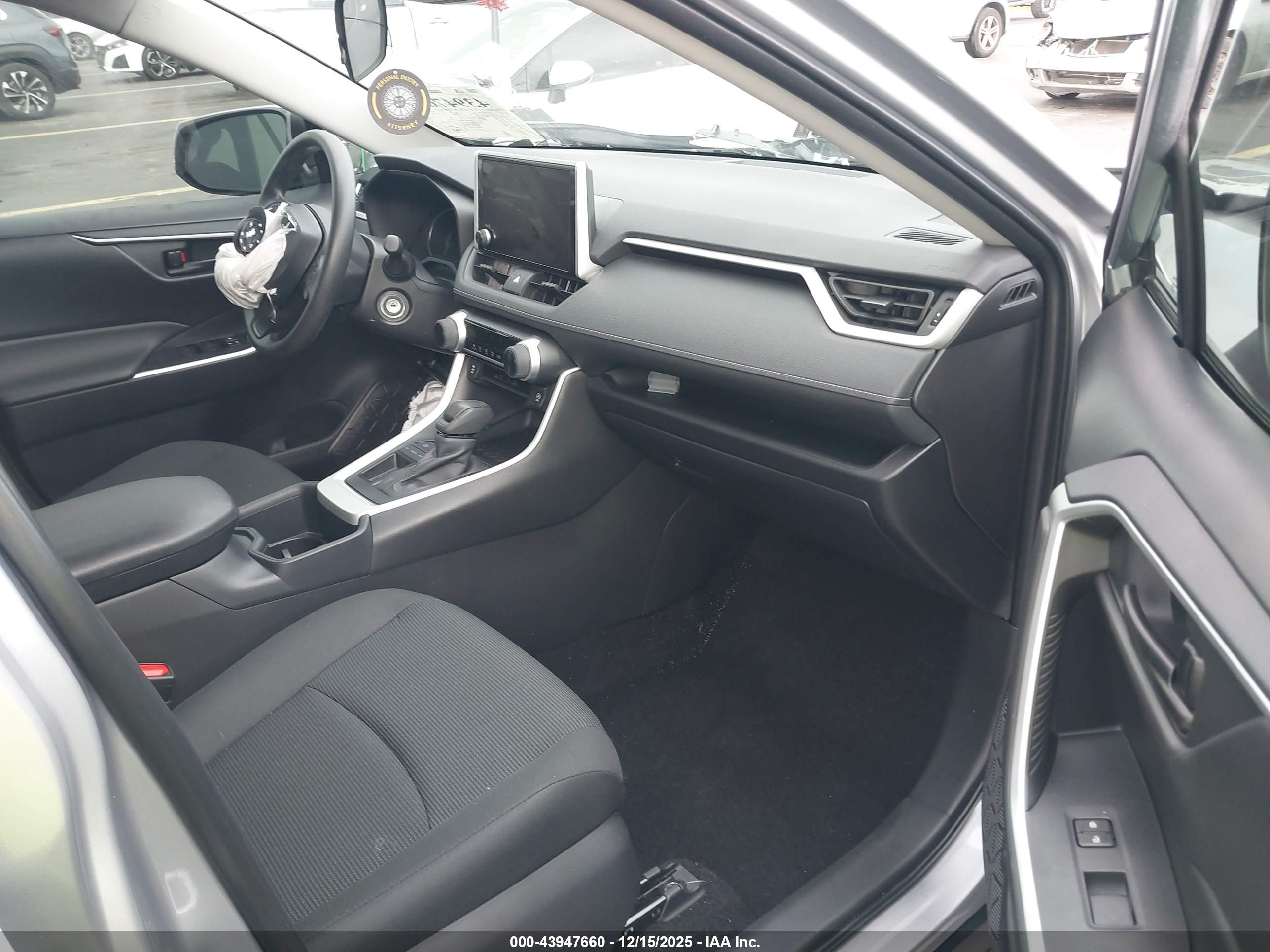TOYOTA RAV4 image 5
