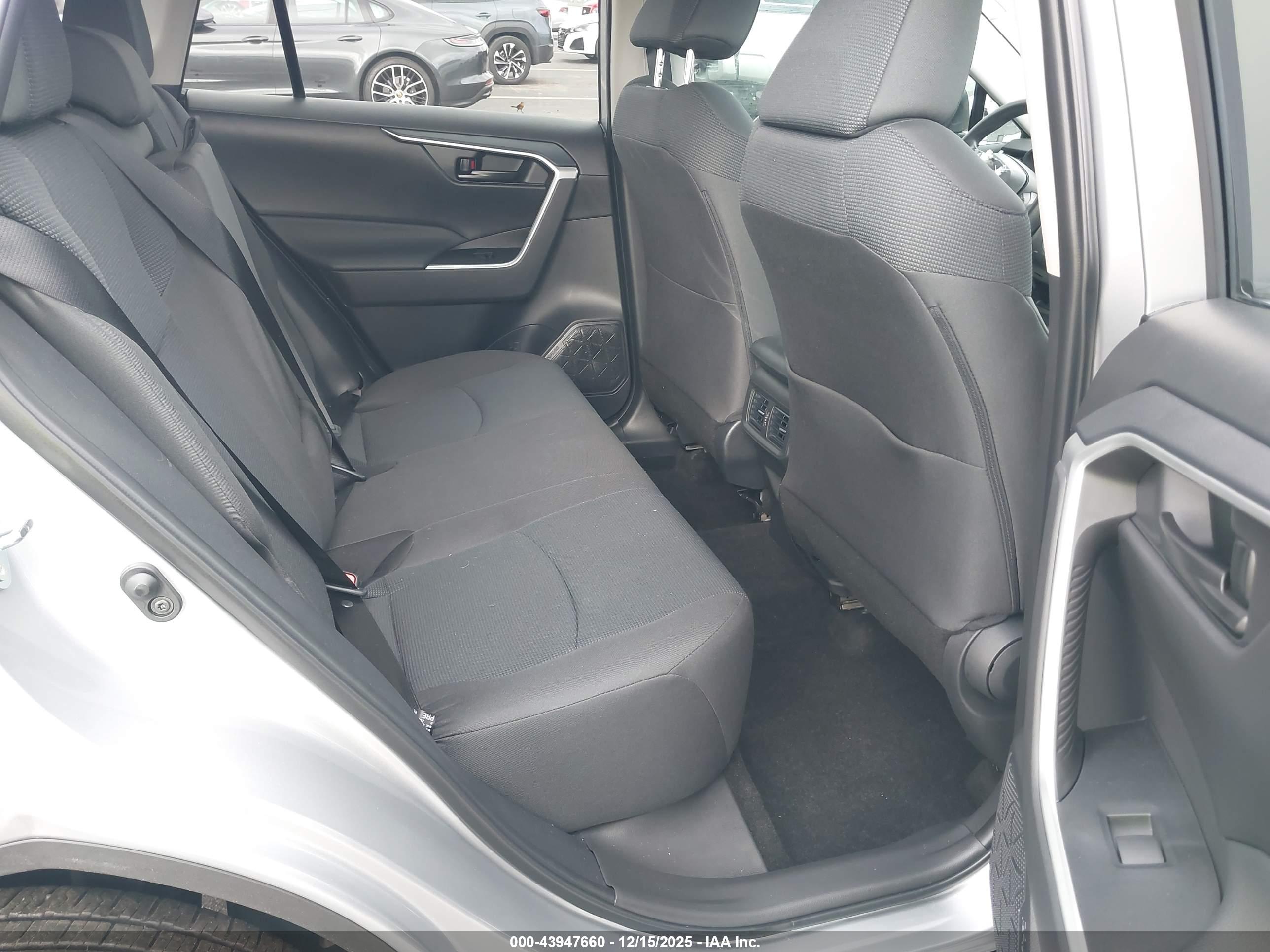 TOYOTA RAV4 image 8