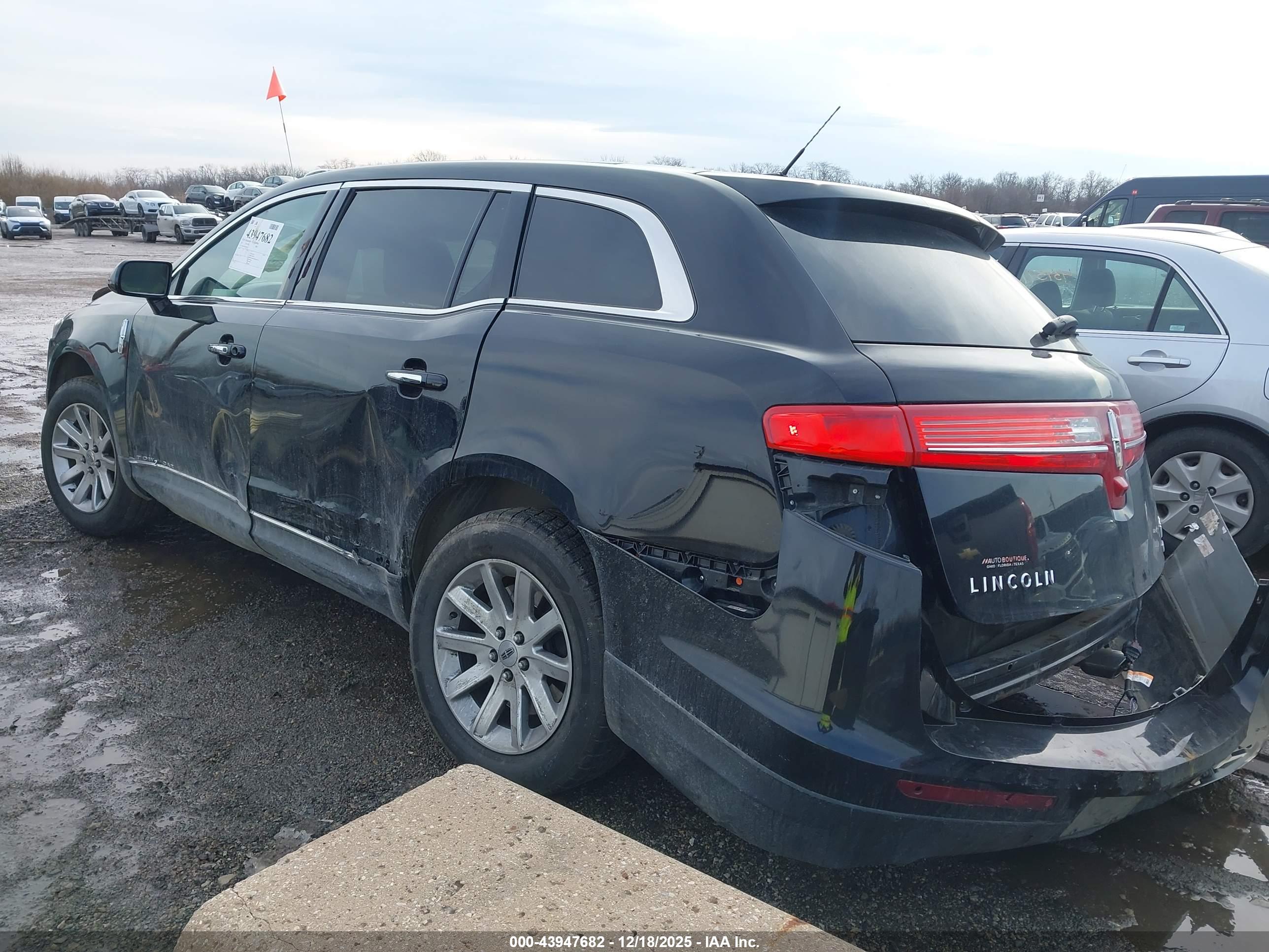 LINCOLN MKT image 3