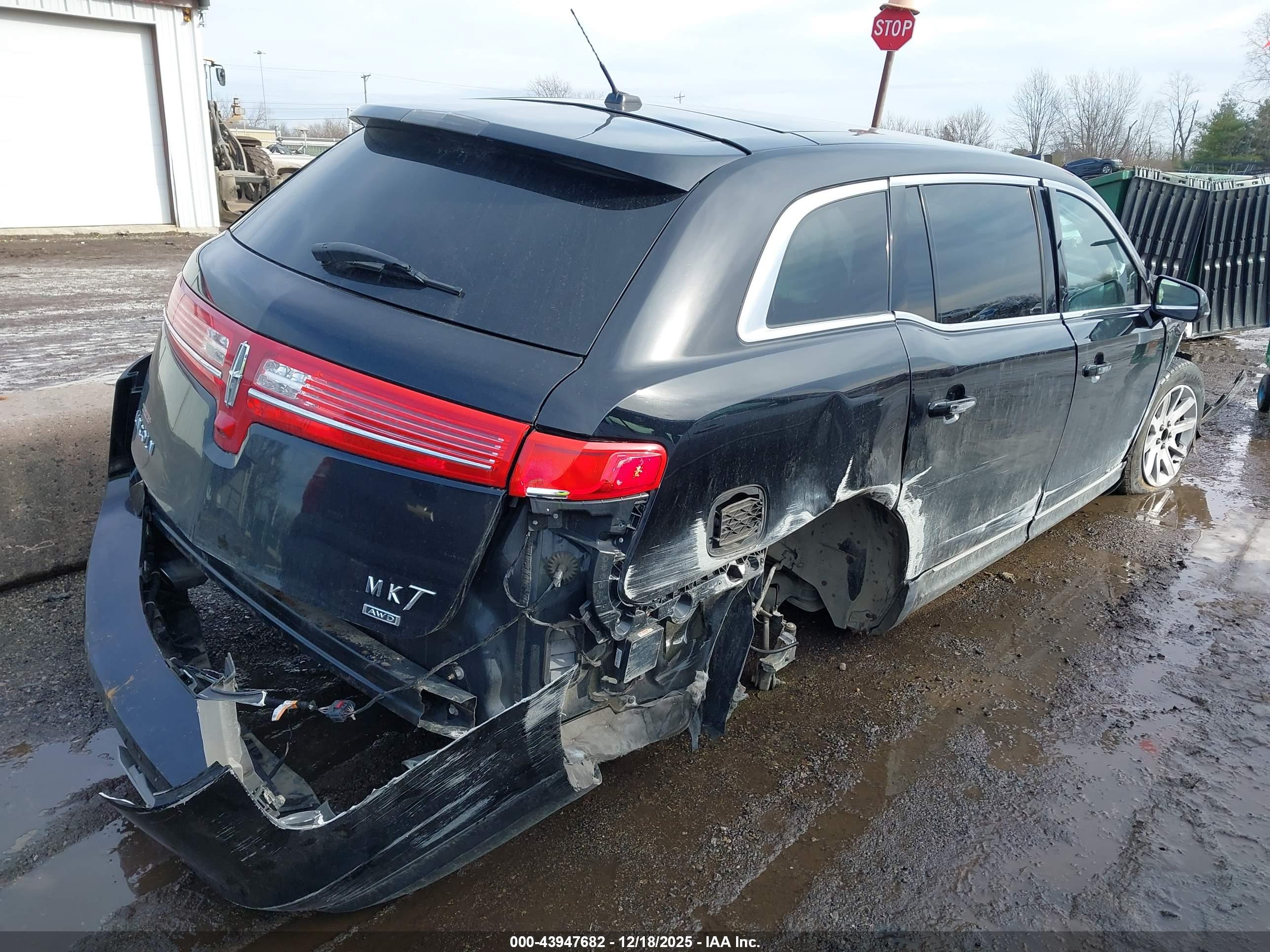 LINCOLN MKT image 4