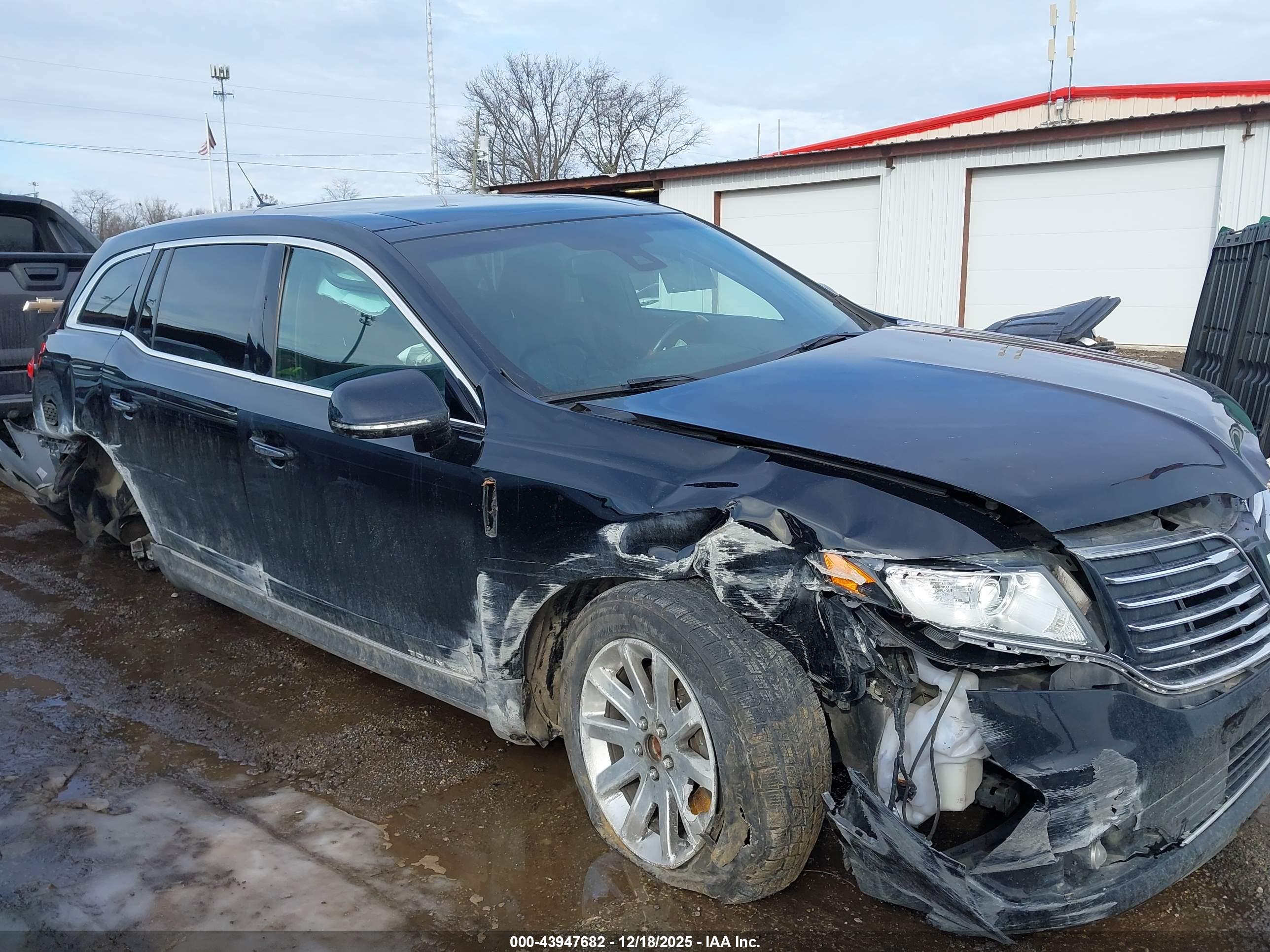 LINCOLN MKT image 6