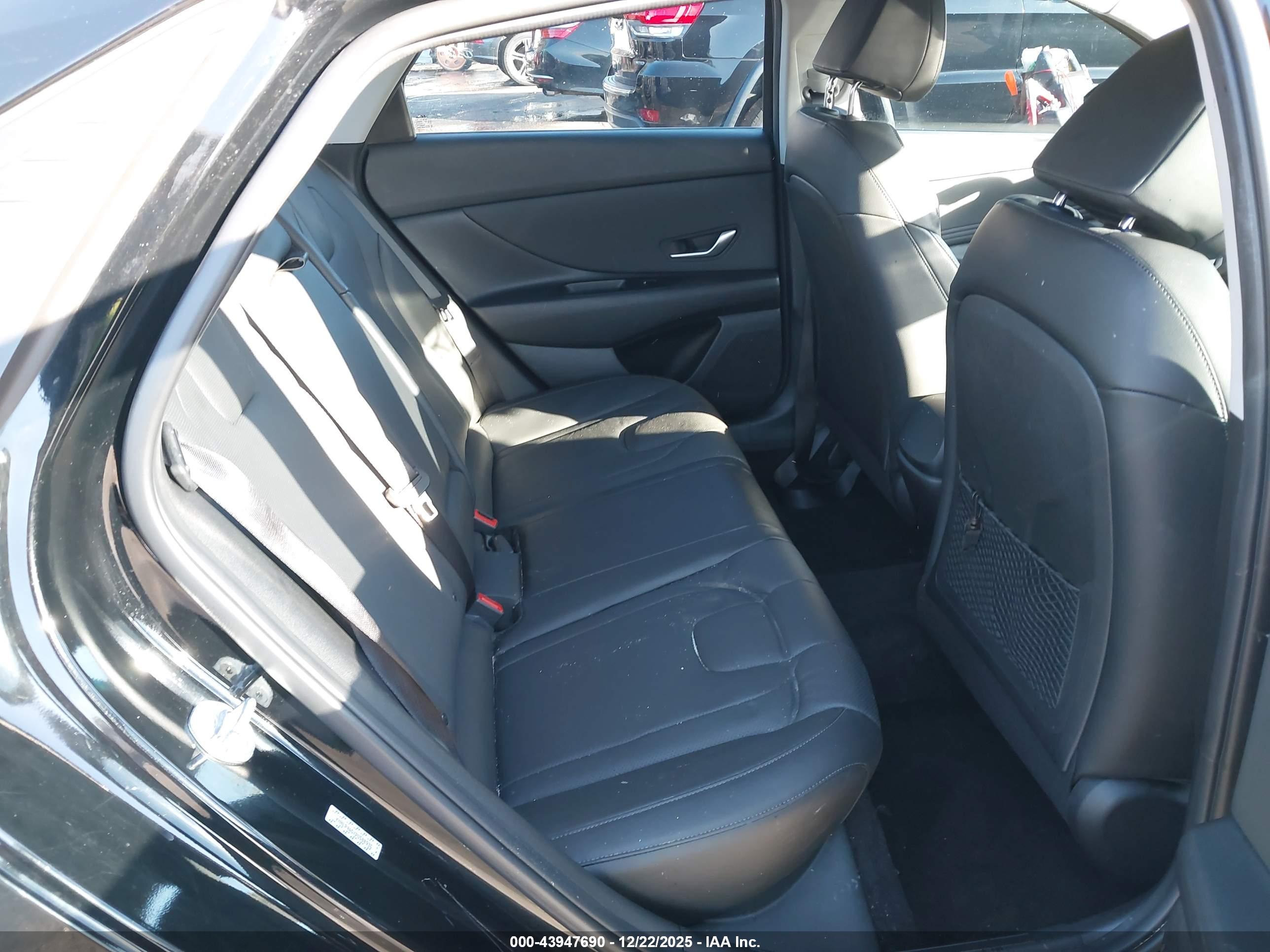 HYUNDAI ELANTRA image 8