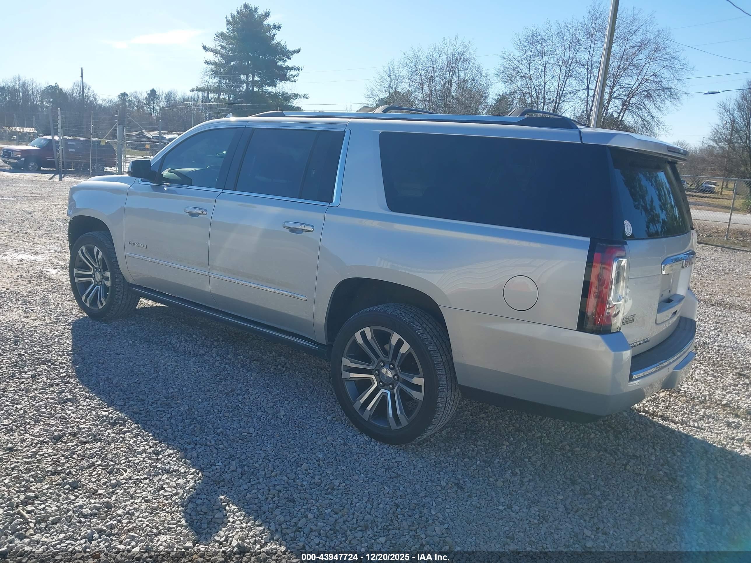 GMC YUKON image 3