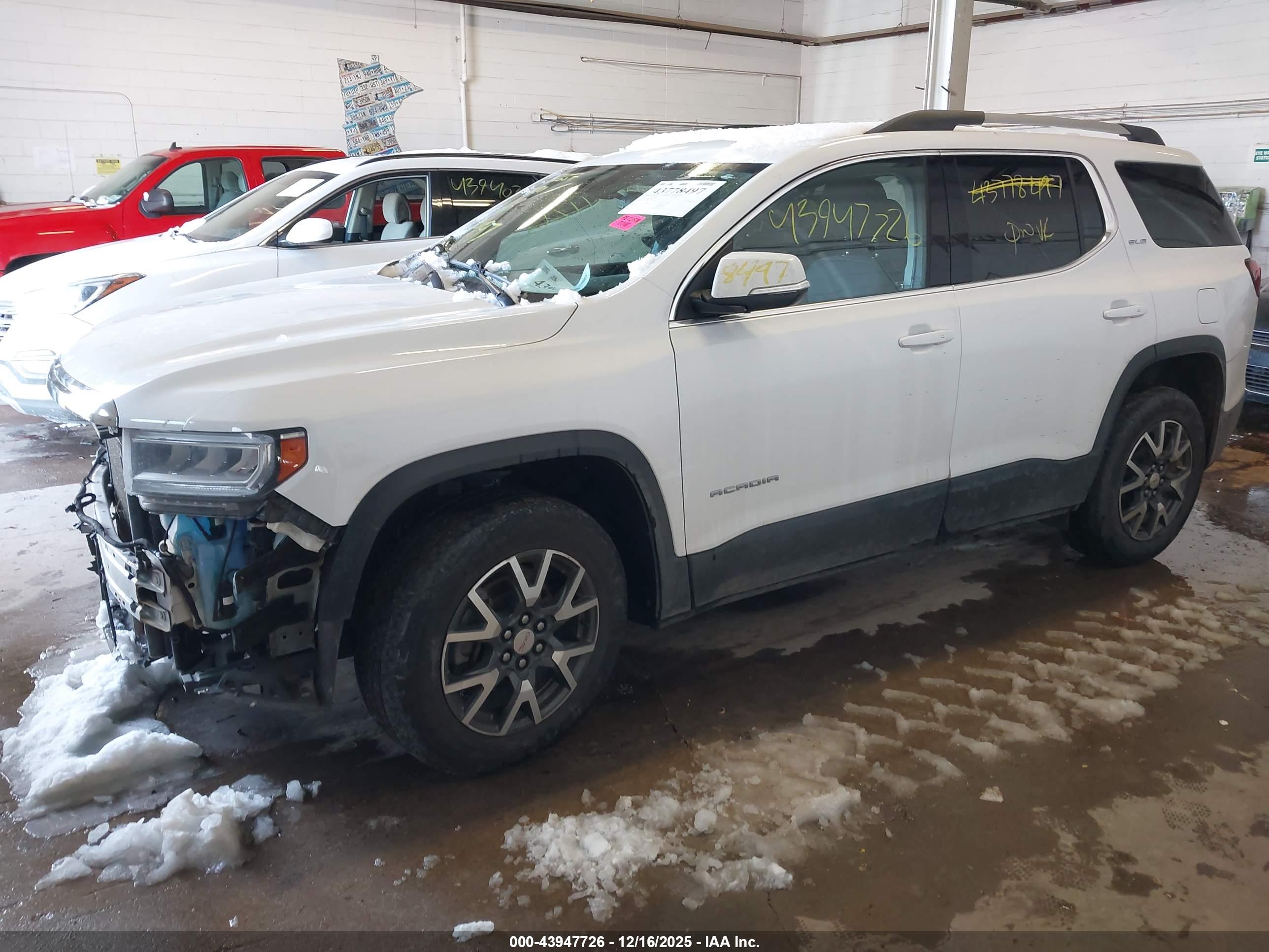 GMC ACADIA image 2