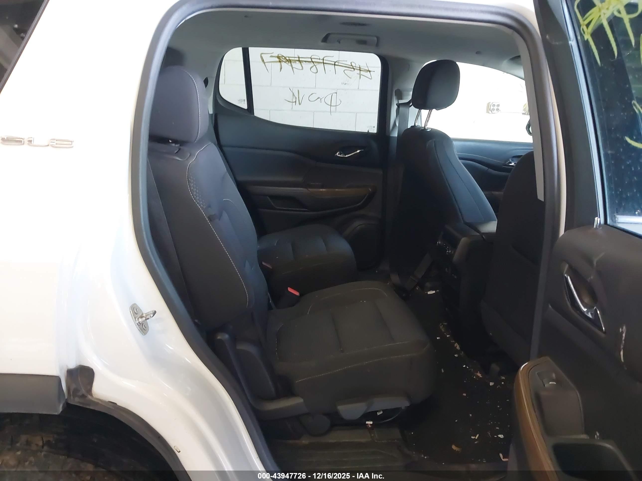 GMC ACADIA image 8