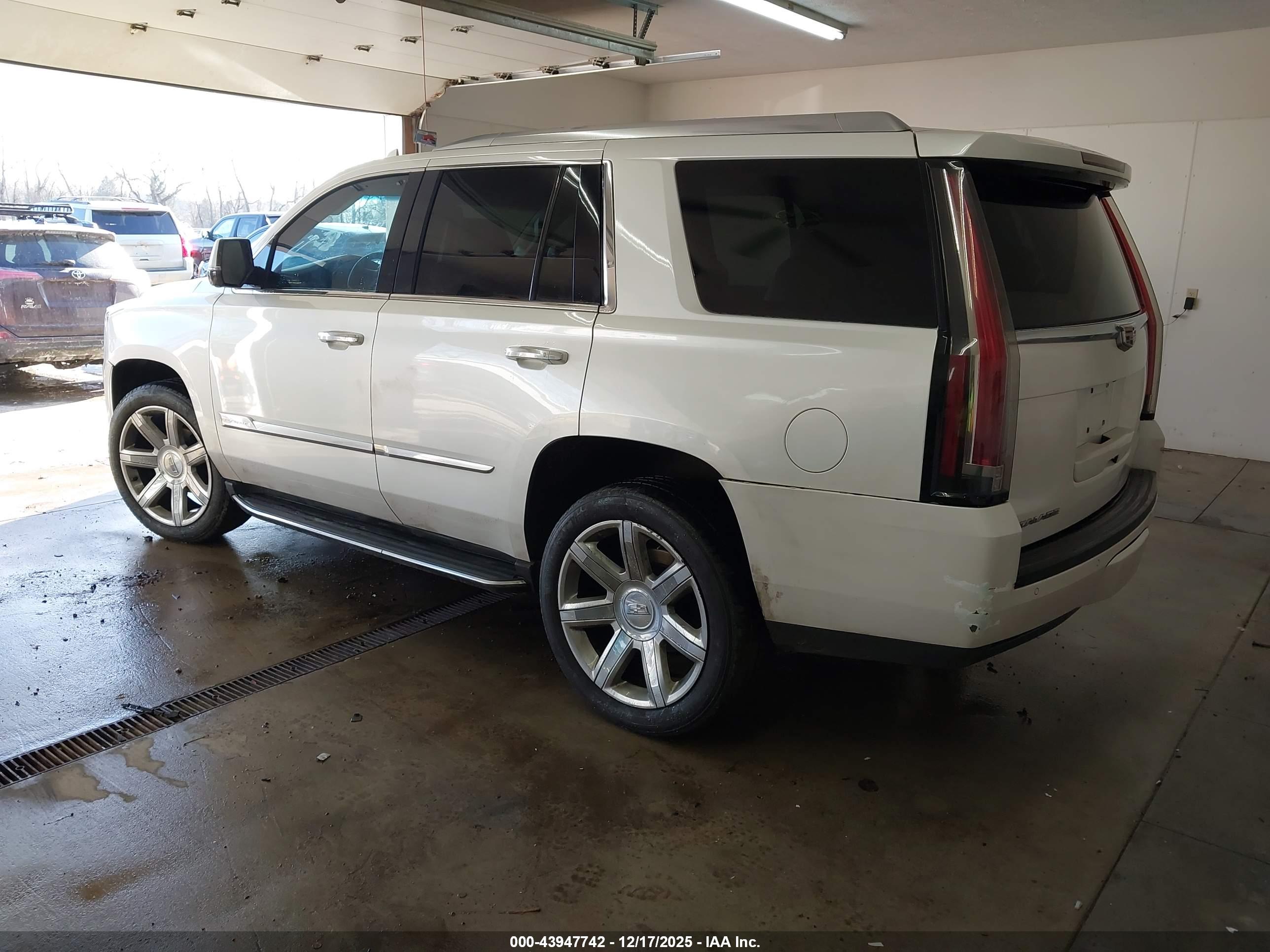 CADILLAC ESCALADE image 3