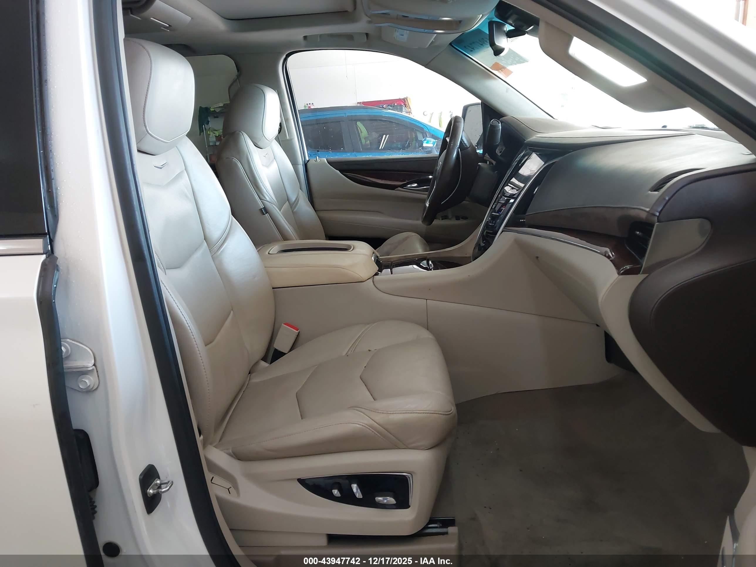 CADILLAC ESCALADE image 5