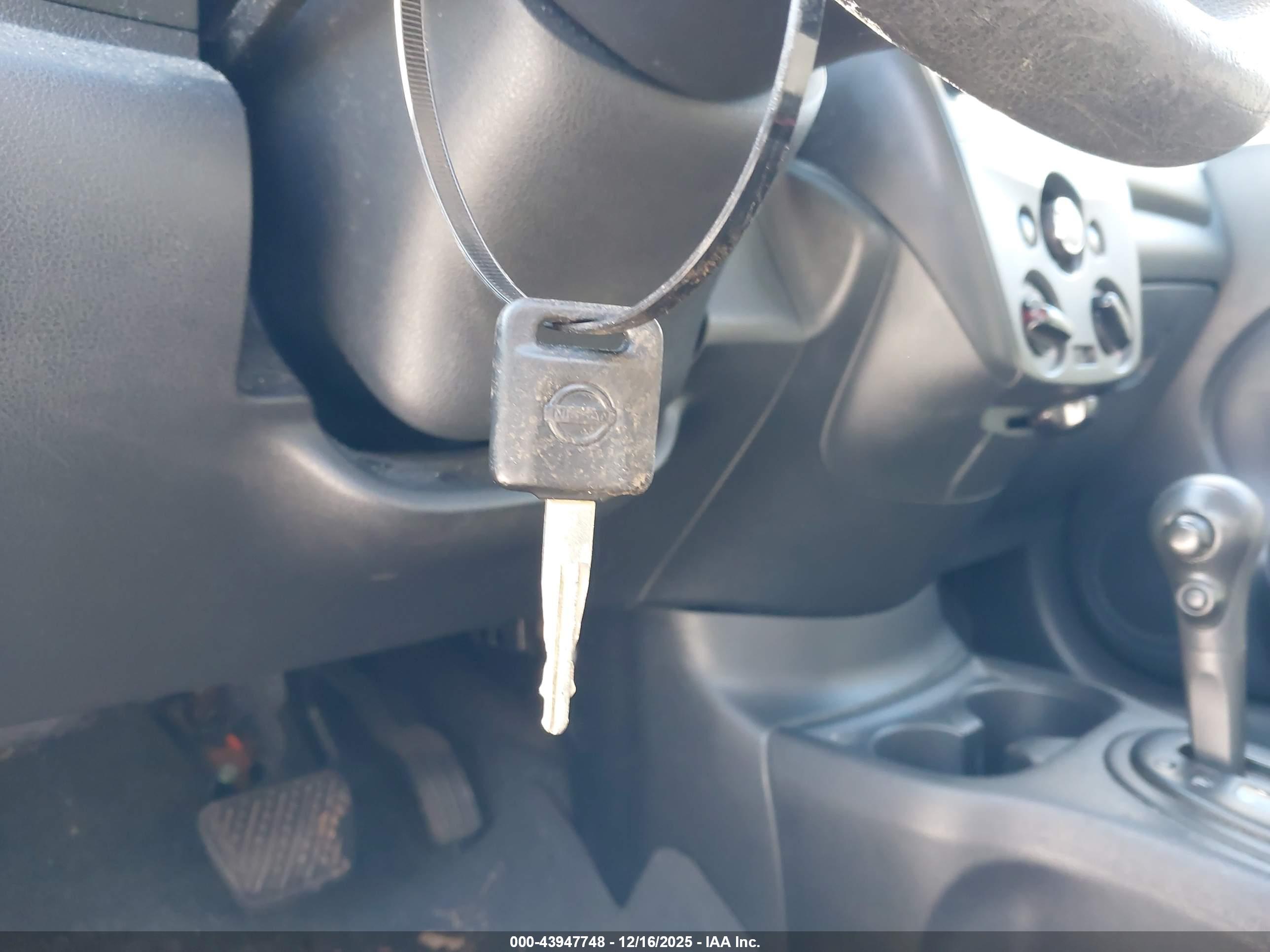 NISSAN VERSA image 11