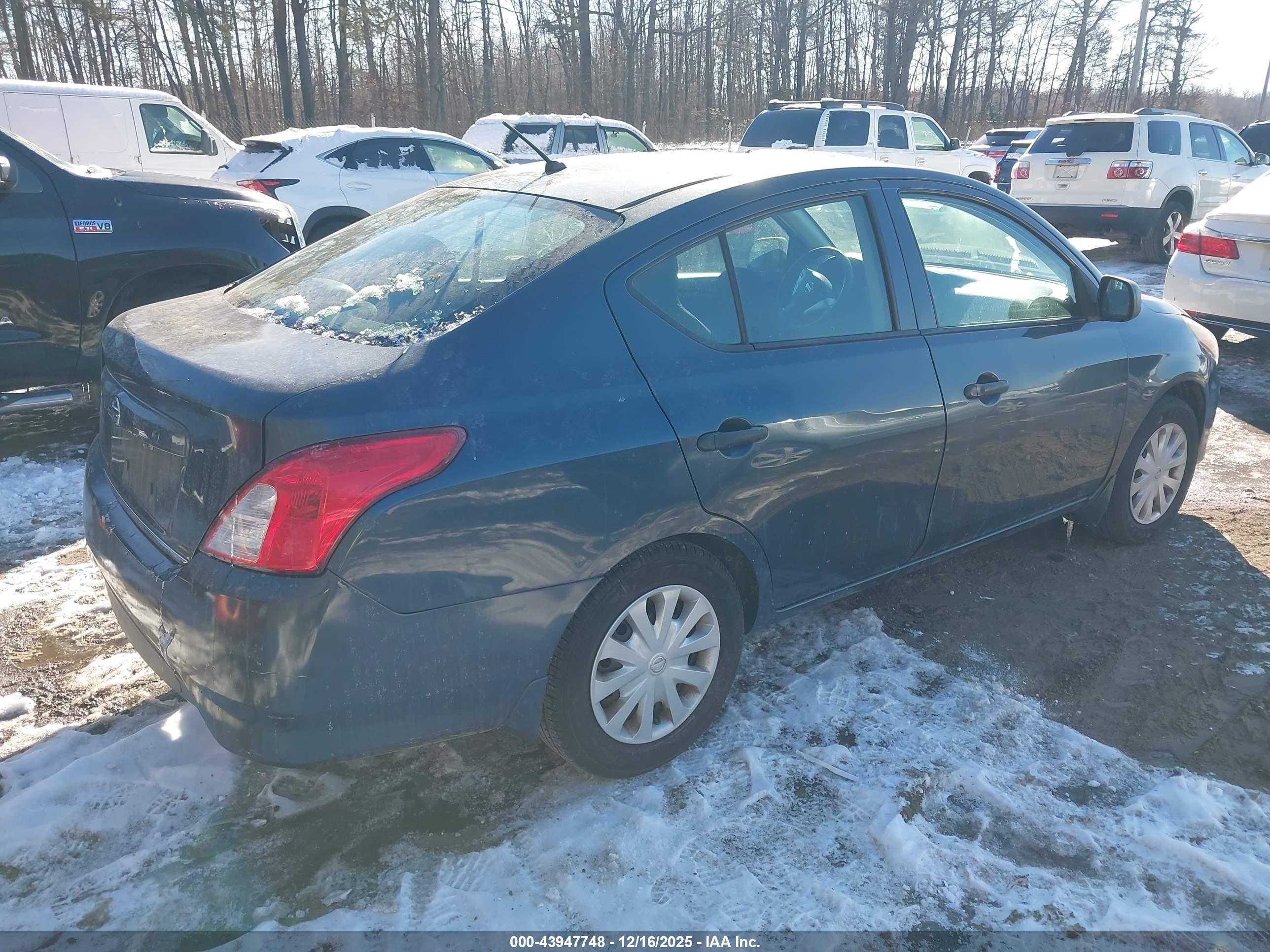 NISSAN VERSA image 4