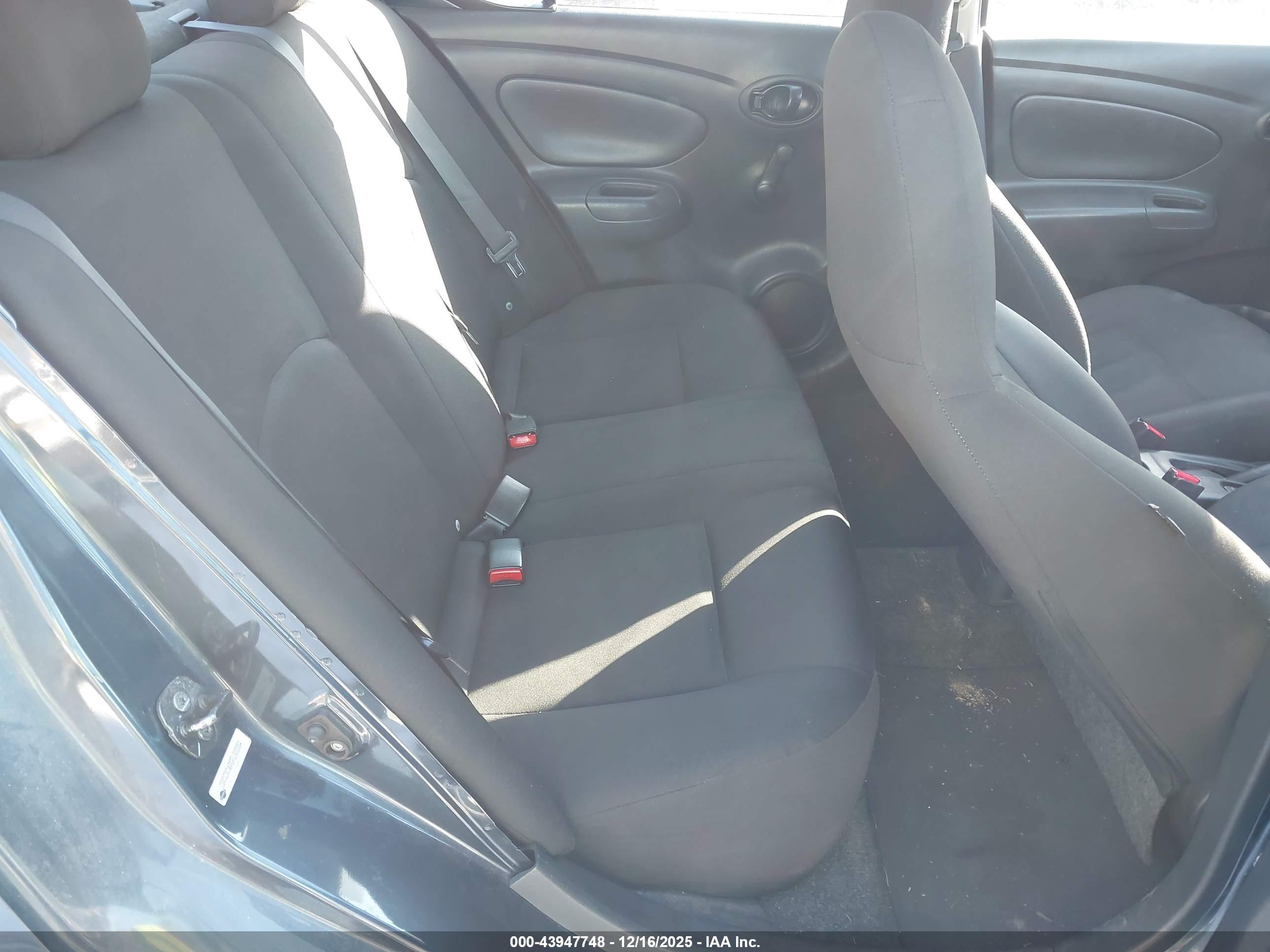 NISSAN VERSA image 8