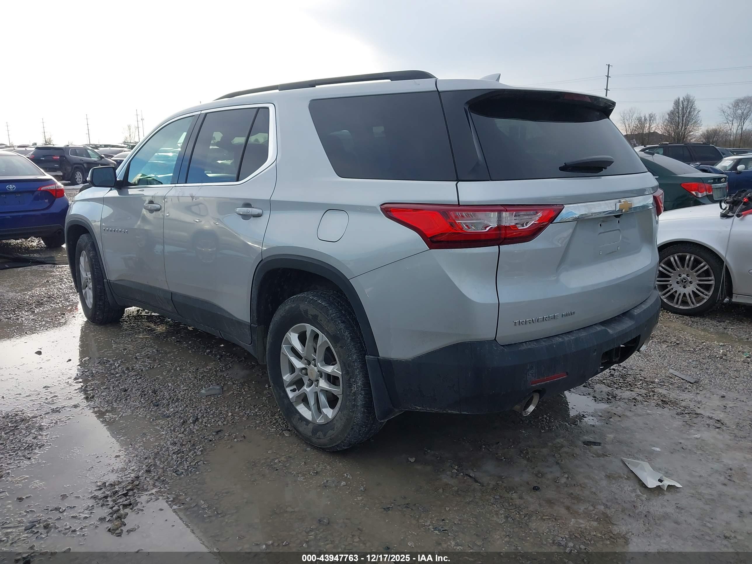 CHEVROLET TRAVERSE image 3