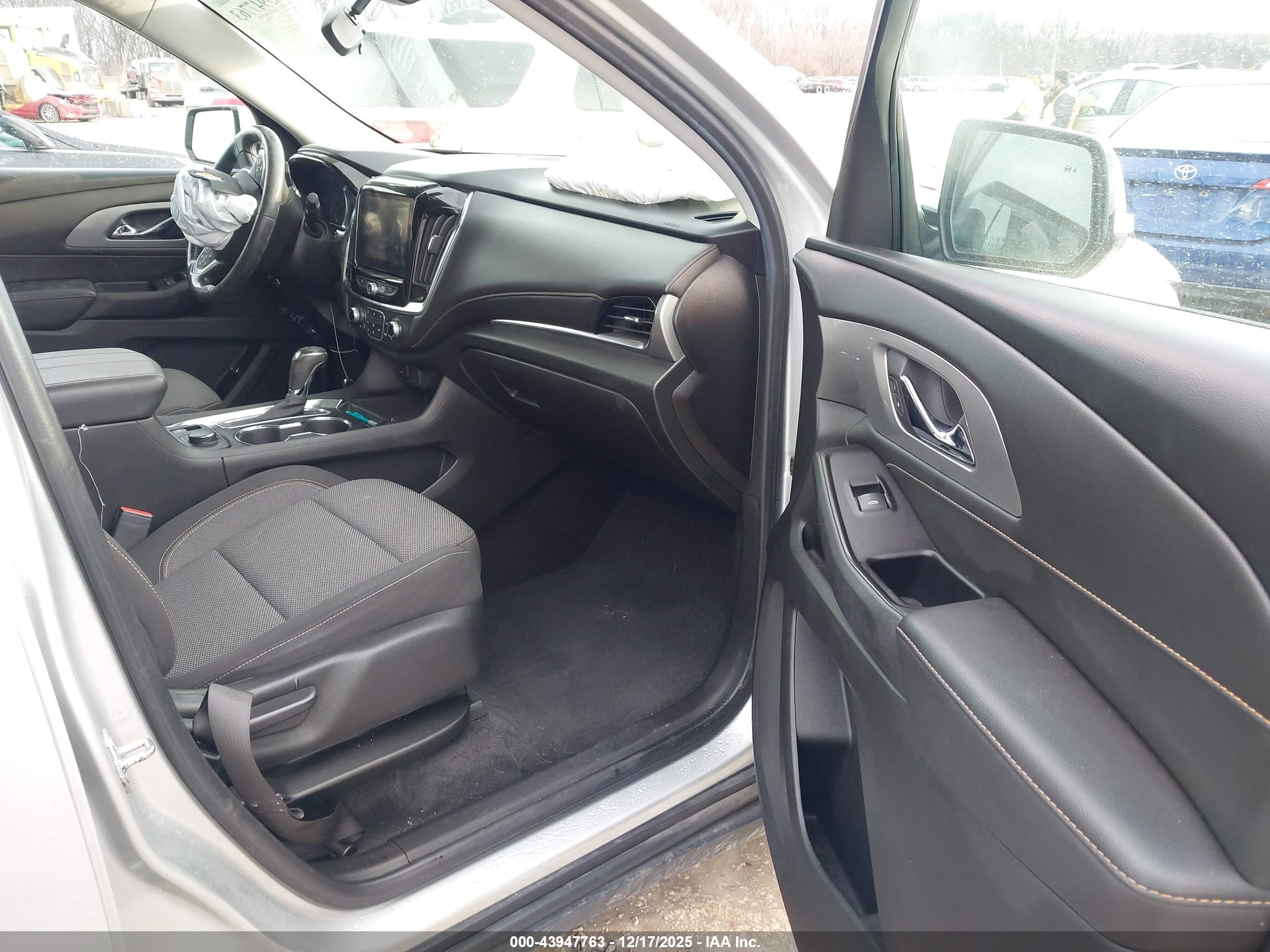 CHEVROLET TRAVERSE image 5