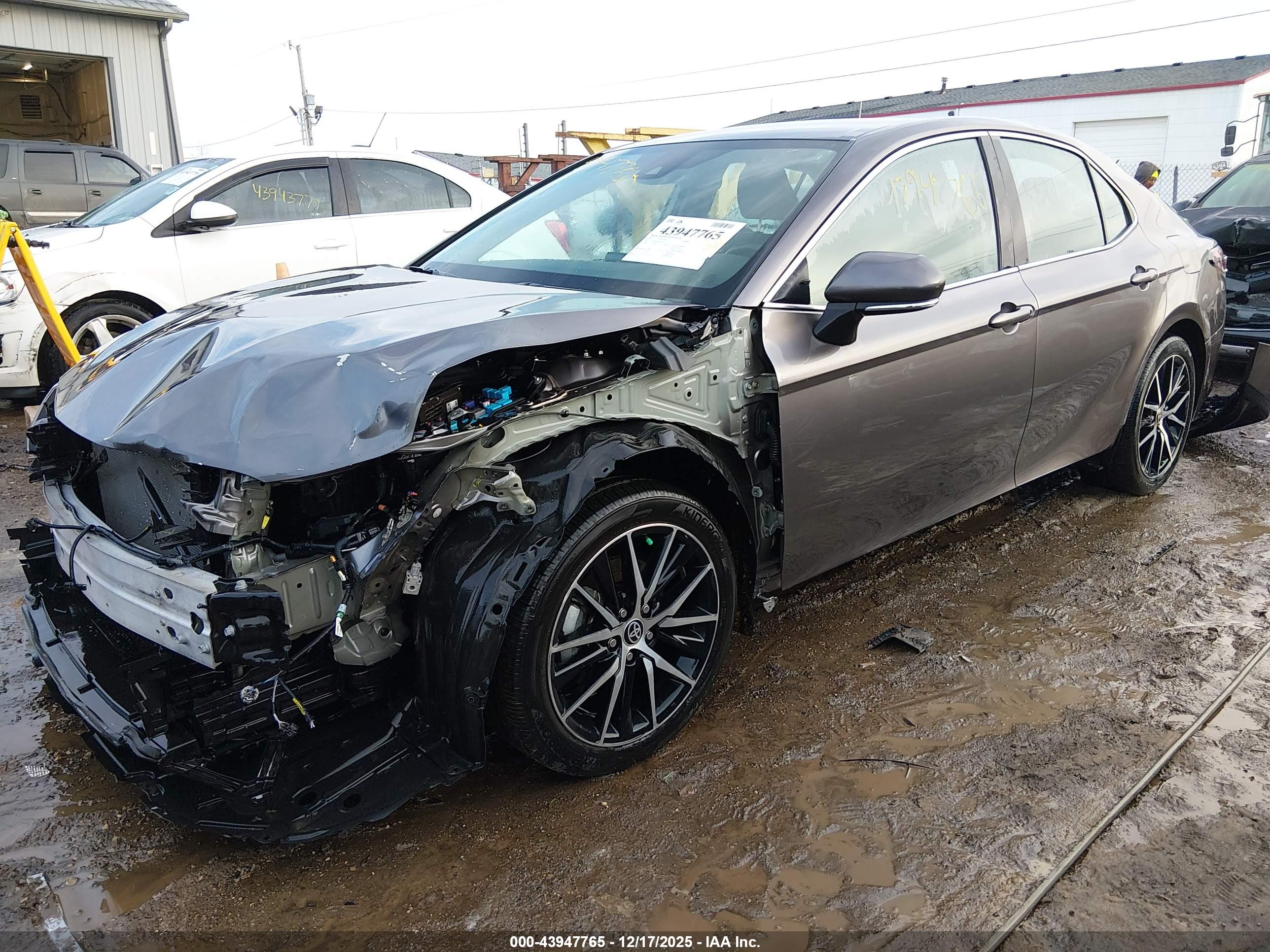 TOYOTA CAMRY image 2