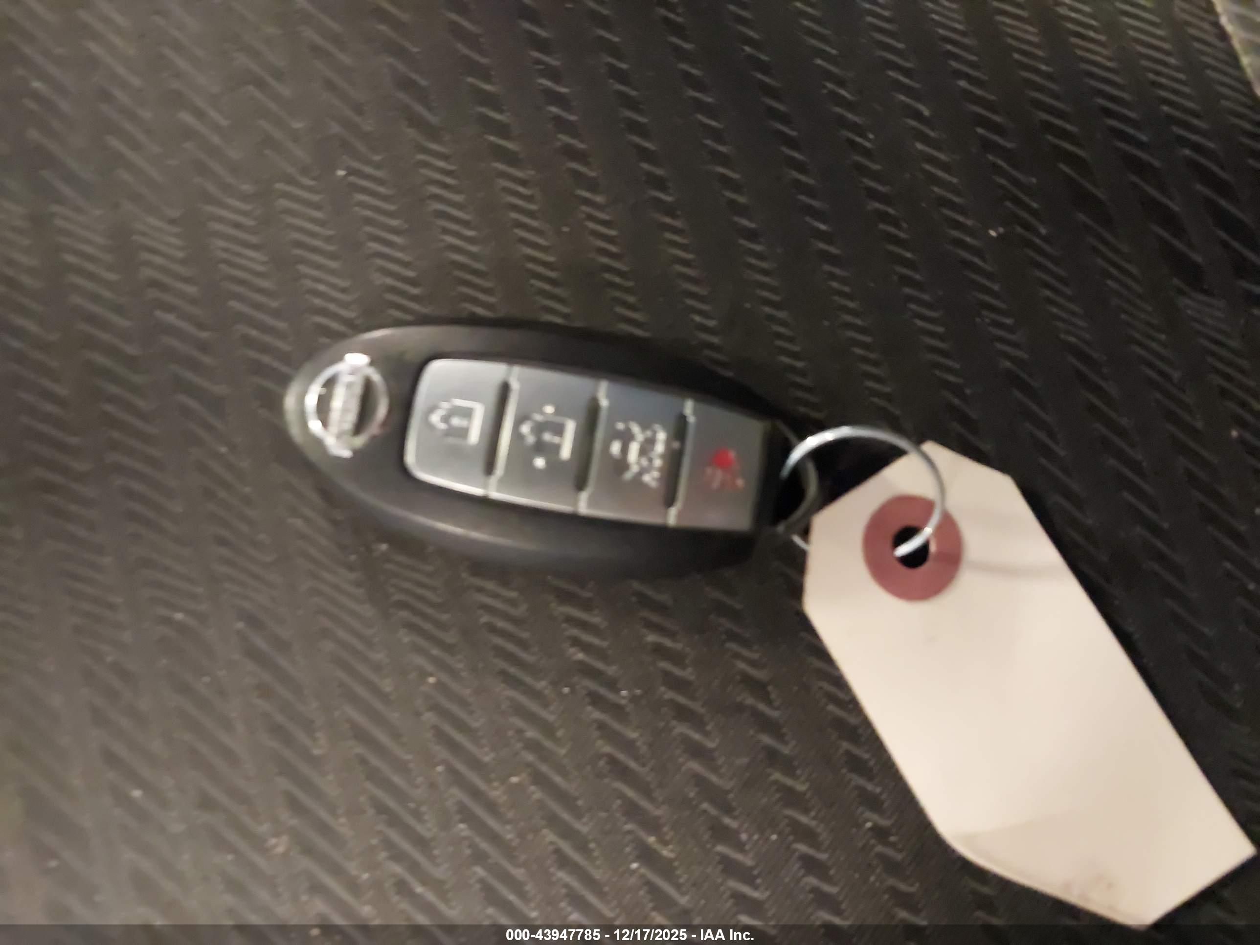 NISSAN VERSA image 11