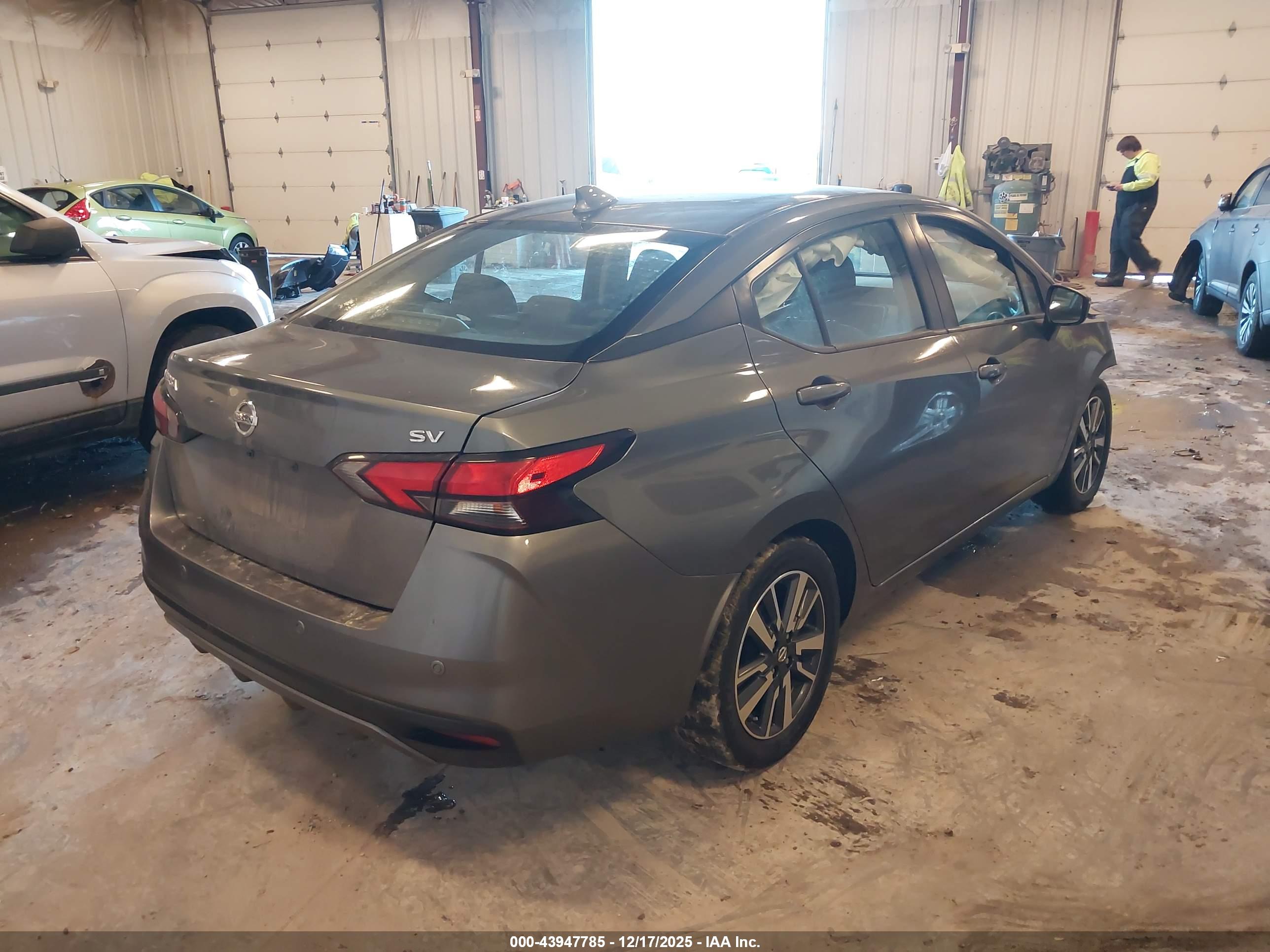 NISSAN VERSA image 4