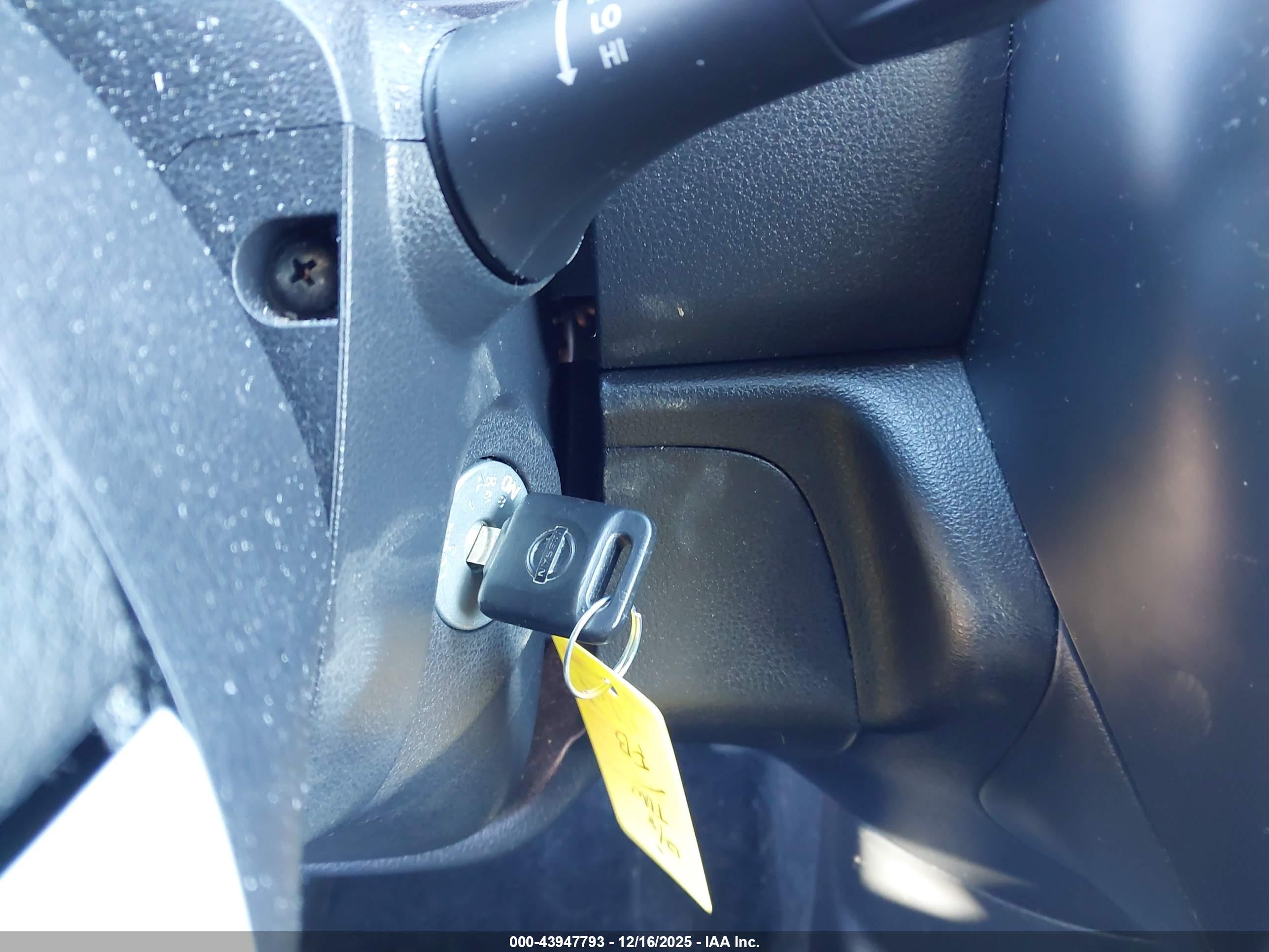 NISSAN VERSA image 11